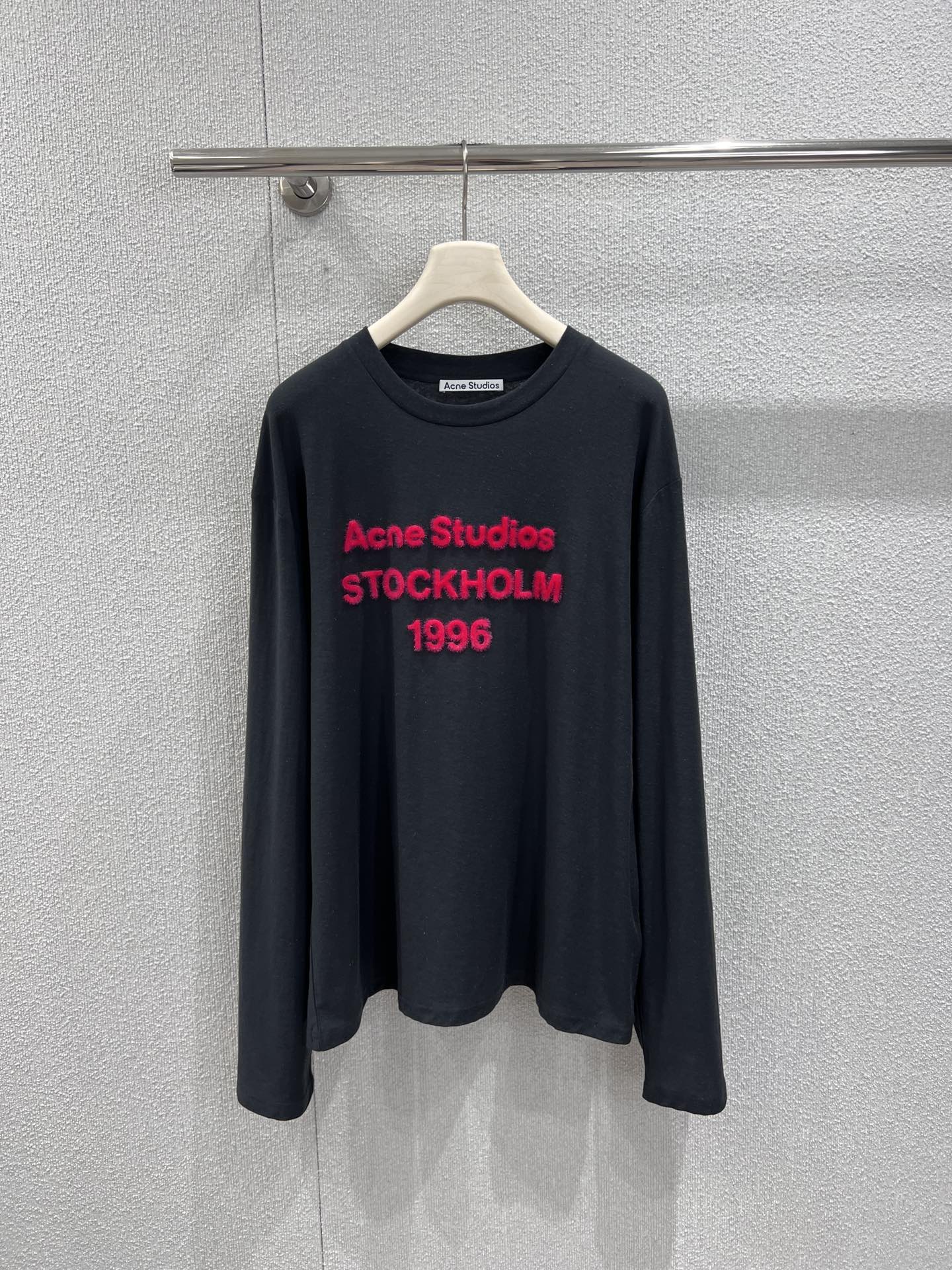 NO:695317,Supports exchange. Acne studi* 26Ss limited new 1996 letter long-sleeved T-shirt | Exclusive high-end version!  The flocking printing process makes the letters three-dimensional and textured, getting rid of the monotony of flat printing. The soft and skin-friendly fabric is super comfortable on the upper body, and the slightly loose tailoring is not flattering on the figure. The white style is fresh and the black style is cool. It can be worn with jeans or overalls for a simple and high-end feel. It is a must-have and versatile item for spring and summer. Ready-made S/M/L real shot details, Acne studios, jeans, tees, t-shirt,19860909支持换款 Acne studi* 26Ss限定新款 1996字母长袖T恤丨独家高版出品！植绒印花工艺让字母立体有质感,摆脱平面印花的单调.软糯亲肤的面料上身超舒适,微宽松的剪裁不挑身材,白款清新、黑款酷飒,搭配牛仔裤或工装裤都能穿出简约高级感,春夏必备的百搭单品.现货发售S/M/L实拍细节图,,acne studios,jeans,tees，t-shirt,,Women's clothing