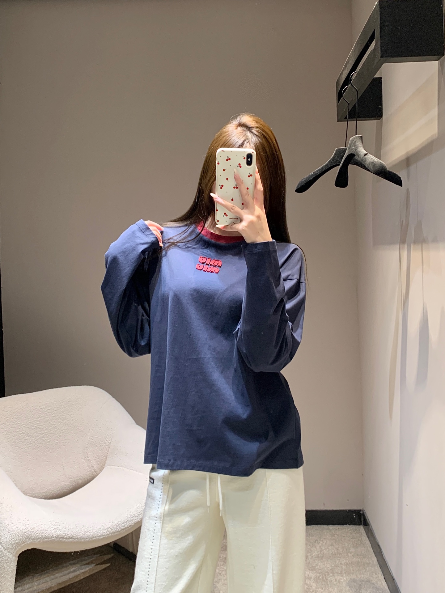 NO:696079,Mium*u 26SS early spring new style letter patch embroidered round neck long-sleeved T-shirt | Exclusively developed by yb!  Top quality production!  The deep navy blue background is paired with red letter appliqués, and the contrasting design becomes the visual focus, highlighting the brand recognition in a low-key manner. The soft cotton fabric is skin-friendly and breathable, and the loose round neck version accommodates various body shapes. It is refreshing when worn alone or can be worn with multiple styles. It is a basic item for creating a simple and light luxury style in the miu series in early spring. Available now in S/M/L,, miumiu, tees, t-shirt,19860909Mium*u 26SS早春新款 字母贴布绣圆领长袖T恤丨独家yb开发！顶级高版出品！深邃藏青底色搭配红色字母贴布绣,撞色设计成为视觉焦点,低调中彰显品牌辨识度.柔软棉质面料亲肤透气,宽松的圆领版型包容各种身形,单穿清爽、叠穿百搭,是早春打造miu系简约轻奢风的基础单品.现货发售S/M/L,,miumiu,tees，t-shirt,,Women's clothing