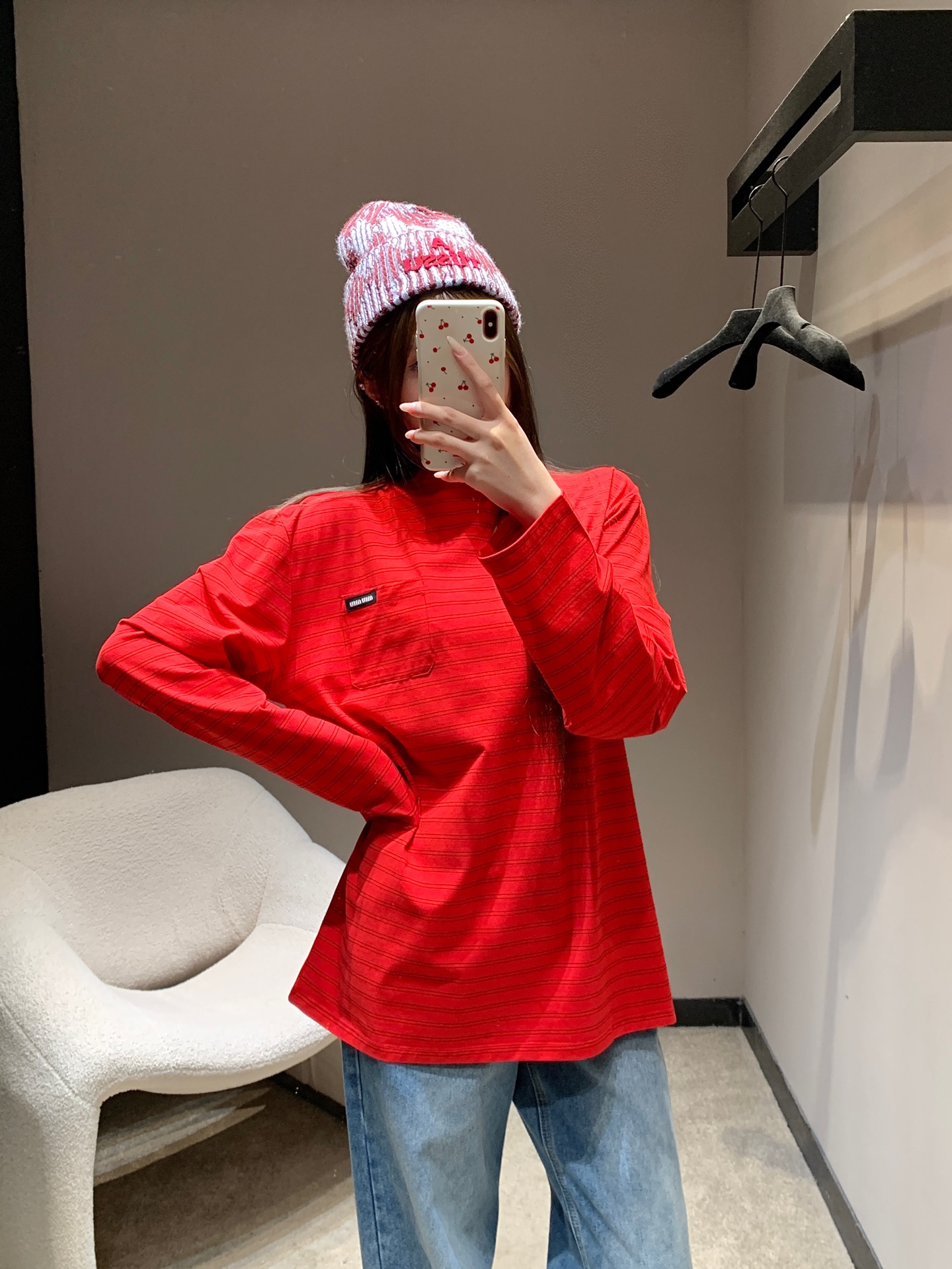 NO:696089,Mium*u 26SS early spring new style red striped long-sleeved T-shirt | Exclusively developed by yb!  Top quality production!  The eye-catching red with pinstripe design breaks the monotony of solid colors, and the small logo embellishment makes it more refined. The light cotton fabric is suitable for early spring wear, and the slightly loose tailoring does not flatter the body shape. It is full of energy when worn alone. It can also reveal the red trim when layered under a shirt or cardigan. It is the finishing touch to enhance the style in early spring. Available in stock S/M/L,, miumiu, shirts, tees, t-shirt,19860909Mium*u 26SS早春新款 红色条纹长袖T恤丨独家yb开发！顶级高版出品！亮眼正红搭配细条纹设计,打破纯色单调,小标logo点缀更显精致.轻薄的棉质面料适配早春穿着,微宽松剪裁不挑身形,单穿活力满满,叠穿在衬衫或开衫里也能露出红调边饰,是早春提升造型元气的点睛单品.现货发售S/M/L,,miumiu,shirts,tees，t-shirt,,Women's clothing