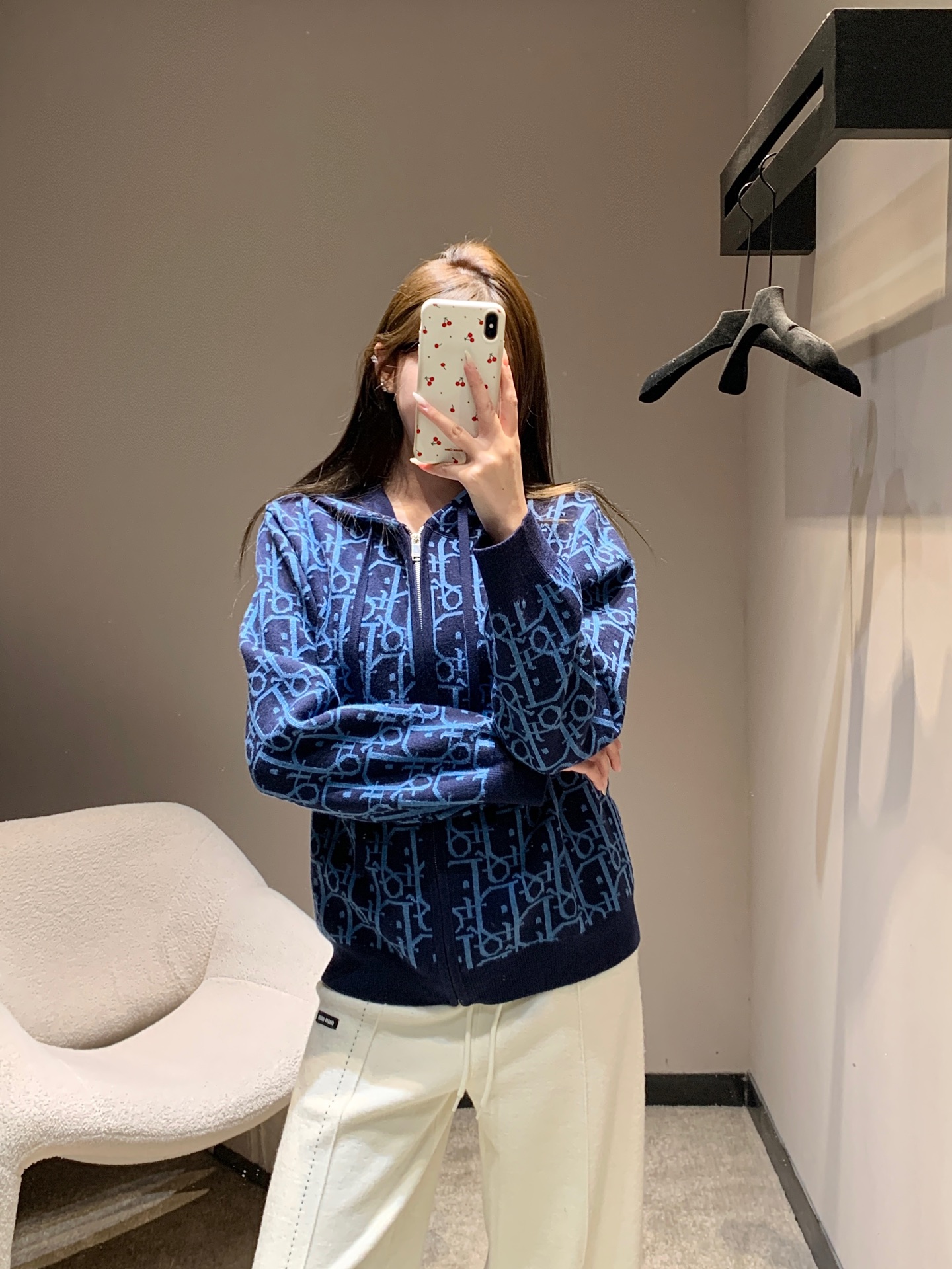 NO:696067,Dio* 25FW new autumn and winter letter presbyopic hooded knitted cardigan丨Exclusive high-end version!  The navy blue background is interwoven with classic old flower jacquard, and the contrasting blue color makes the all-over printed pattern more layered, making the luxury brand more recognizable. The soft and waxy knitted fabric is skin-friendly and warm, and the zipper hood design takes into account both practicality and style. The loose version adapts to various body shapes. It can be worn alone or layered to create a high-street light luxury style. It is a luxurious and fashionable item for the autumn and winter wardrobe. Available now in S/M/L, dior, hats,19860909Dio* 25FW秋冬新款 字母老花连帽针织开衫丨独家高版出品！藏青底色交织经典老花提花,蓝调撞色让满印图案更具层次感,奢牌辨识度拉满.软糯针织面料亲肤保暖,拉链连帽设计兼顾实用性与造型感,宽松版型适配各种身形,单穿叠穿都能打造高街轻奢风,是秋冬衣橱的奢潮单品.现货发售S/M/L,,dior,hats,,Women's clothing