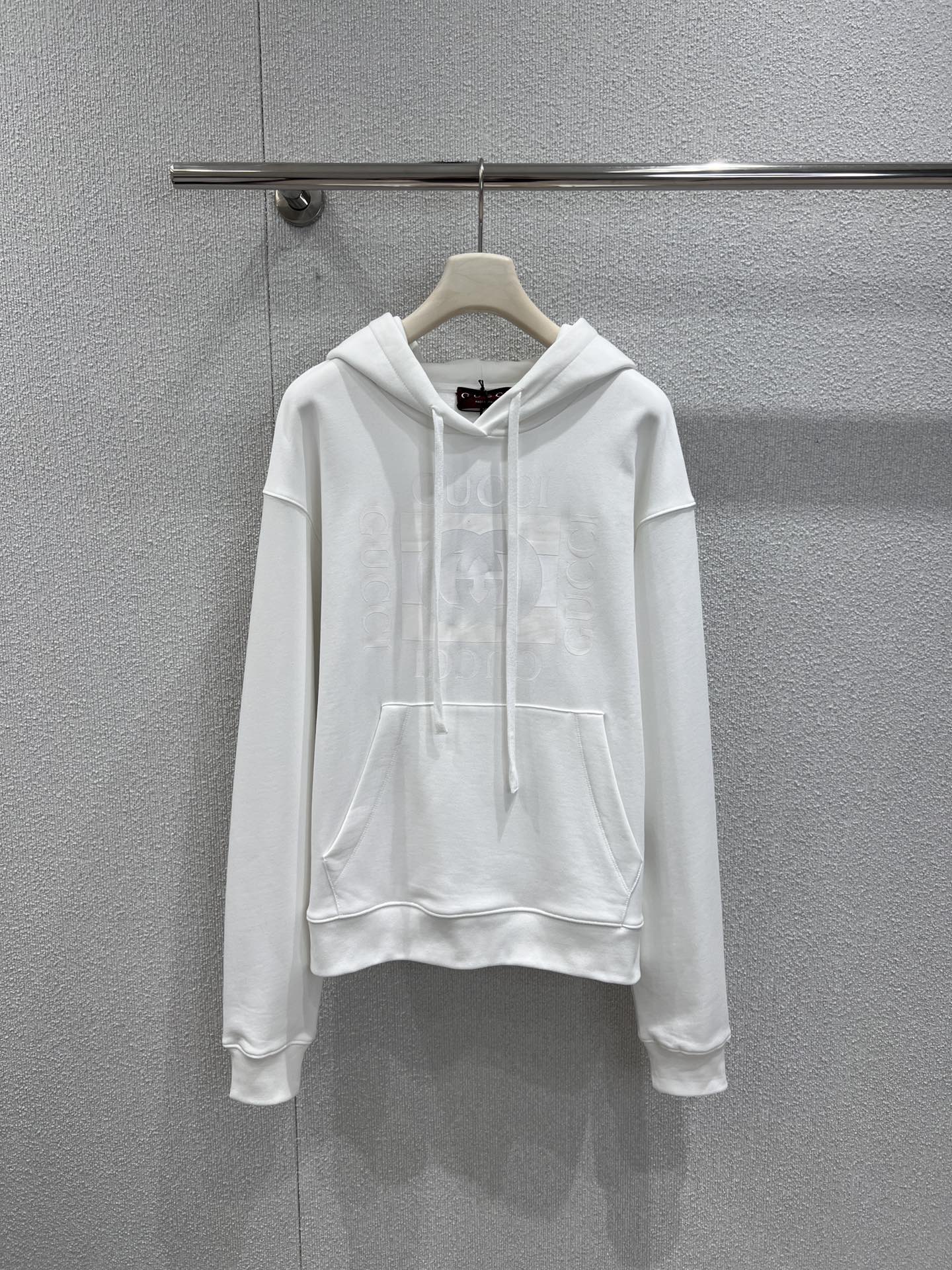 NO:697378,lSupports exchange Gucc* 25FW new autumn and winter letter print solid color hooded sweatshirt丨Exclusive high-end version!  Complete the sense of luxury and leisure!  The classic solid color base with embossed letter logo is low-key and conceals brand recognition. The pure cotton terry fabric is soft and crisp, and the loose off-shoulder version is super tolerant to all body types. Whether worn alone to create a lazy and casual daily feel, or layered with a coat, you can easily achieve the relaxing atmosphere of Italian light luxury. It is a versatile and in-demand style for autumn and winter wardrobes. Ready-made S/M/L real shot details, gucci, loro  piana,hoodie,sweatshirts,hats,19860909l支持换款 Gucc* 25FW秋冬新款 字母印花净色连帽卫衣丨独家高版出品！把高奢休闲感拉满！经典纯色基底搭配压印字母徽标,低调中暗藏品牌辨识度,纯棉毛圈面料柔软又挺括,宽松的落肩版型对各种身材都超包容.无论是单穿打造慵懒随性的日常感,还是内搭大衣叠穿,都能轻松拿捏意式轻奢的松弛氛围,是秋冬衣橱的百搭刚需款.现货发售S/M/L实拍细节图,,gucci,loro piana,hoodie,sweatshirts,hats,,Women's clothing