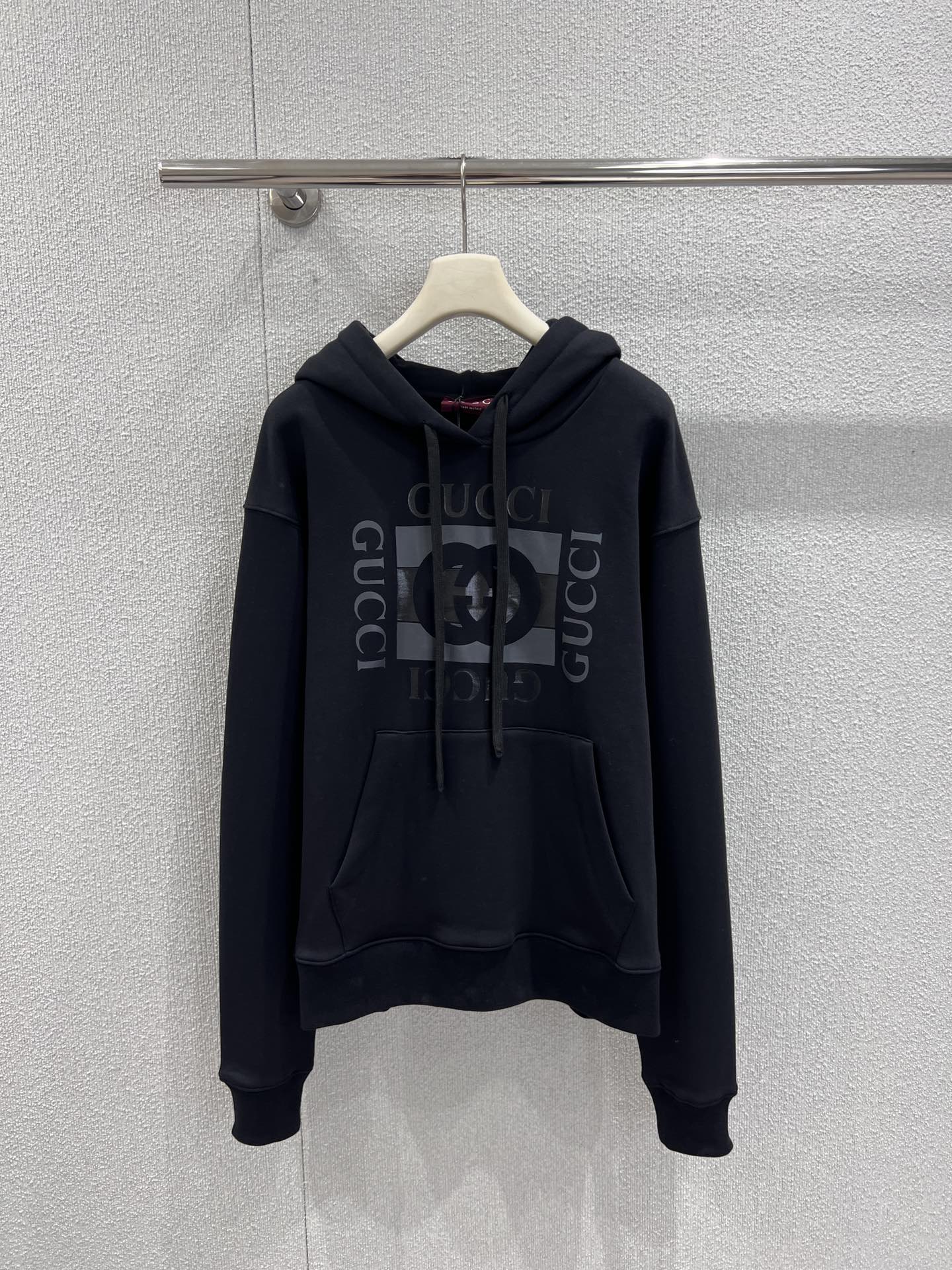 NO:697384,支持换款 Gucc* 25FW秋冬新款 字母印花净色连帽卫衣丨独家高版出品！  Complete the sense of luxury and leisure!  The classic solid color base is paired with an embossed letter logo, which hides brand recognition in a low-key manner. The pure cotton terry fabric is soft and crisp, and the loose off-shoulder version is super tolerant to all body types. Whether worn alone to create a lazy and casual daily feel, or layered with a coat  When worn in layers, you can easily achieve the relaxed atmosphere of Italian light luxury. It is a versatile item for autumn and winter wardrobes. Ready-made S/M/L real-shot detailed pictures, gucci, hoodie, sweatshirts, hats,19860909支持换款 Gucc* 25FW秋冬新款 字母印花净色连帽卫衣丨独家高版出品！把高奢休闲感拉满！经典纯色基底搭配压印字母徽标,低调中暗藏品牌辨识度,纯棉毛圈面料柔软又挺括,宽松的落肩版型对各种身材都超包容.无论是单穿打造慵懒随性的日常感,还是内搭大衣叠穿,都能轻松拿捏意式轻奢的松弛氛围,是秋冬衣橱的百搭刚需款.现货发售S/M/L实拍细节图,,gucci,hoodie,sweatshirts,hats,,Women's clothing