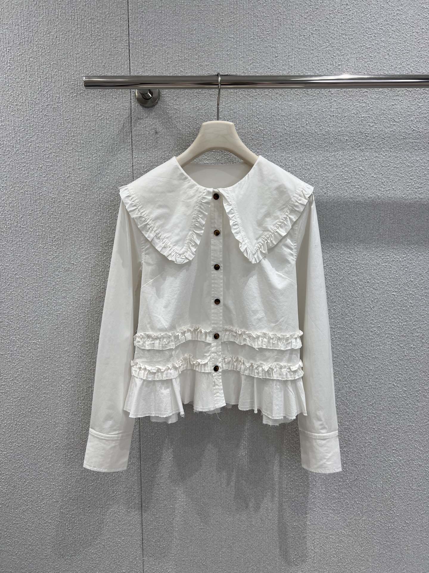 NO:697387,Support exchange Gan*i 26SS new spring and summer white doll collar shirt丨Exclusive high-end version!  Weld the sweet girl atmosphere to your body!  The oversized ruffled baby collar comes with an age-reducing buff, and the body is layered with fungus stitching, making it smart and playful. The pure cotton fabric is soft and breathable, and the short waisted version creates a slim waist. Wearing it alone makes you look fresh and girly. When layered with a vest, you can unlock a sweet and cool mix. You can rely on it to be energetic in spring and summer. Ready-made S/M/L real shot details, shirts,19860909支持换款 Gan*i 26SS春夏新款 白色娃娃领衬衫丨独家高版出品！把甜妹氛围感焊在身上！超大荷叶边娃娃领自带减龄buff,衣身层层木耳边拼接,灵动又俏皮.纯棉面料柔软透气,短款收腰版型掐出小蛮腰,单穿是清新少女,叠穿马甲又能解锁甜酷混搭,春夏的元气穿搭就靠它啦.现货发售S/M/L实拍细节图,,shirts,,Women's clothing