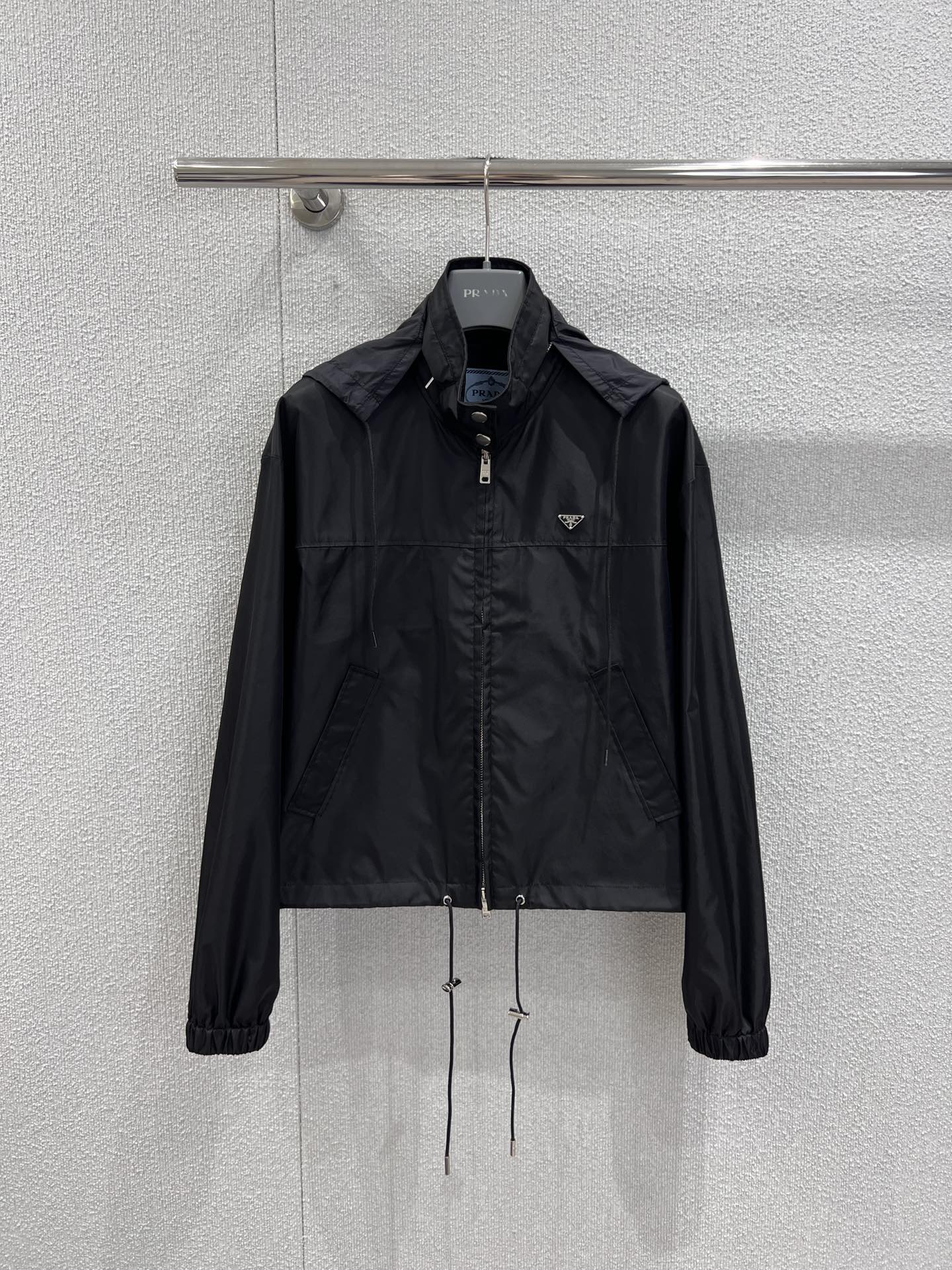 NO:697391,Supports exchange Prad* 26Ss early spring new style regenerated nylon short jacket丨exclusively developed by yb!  Top quality production!  The classic triangle logo outlines the brand recognition, and the neat stand-up collar and loose silhouette bring out the casualness and high-end feel of early spring. The recycled nylon material is light and crisp, and the short cut optimizes body proportions. It can be layered or worn alone to create a relaxed Italian modern style. It is the finishing touch of the early spring wardrobe. Ready-made S/M/L real shot details, prada, jackets & coats, jackets & coats,19860909支持换款 Prad* 26Ss早春新款 再生尼龙短夹克外套丨独家yb开发！顶级高版出品！经典三角标勾勒品牌辨识度,利落立领搭配宽松廓形,把早春的随性与高级感拉满.再生尼龙材质轻盈又挺括,短款剪裁优化身材比例,叠穿内搭或单穿都能打造出松弛的意式摩登,是早春衣橱的点睛之选.现货发售S/M/L实拍细节图,,prada,jackets & coats,jackets & coats,,Women's clothing