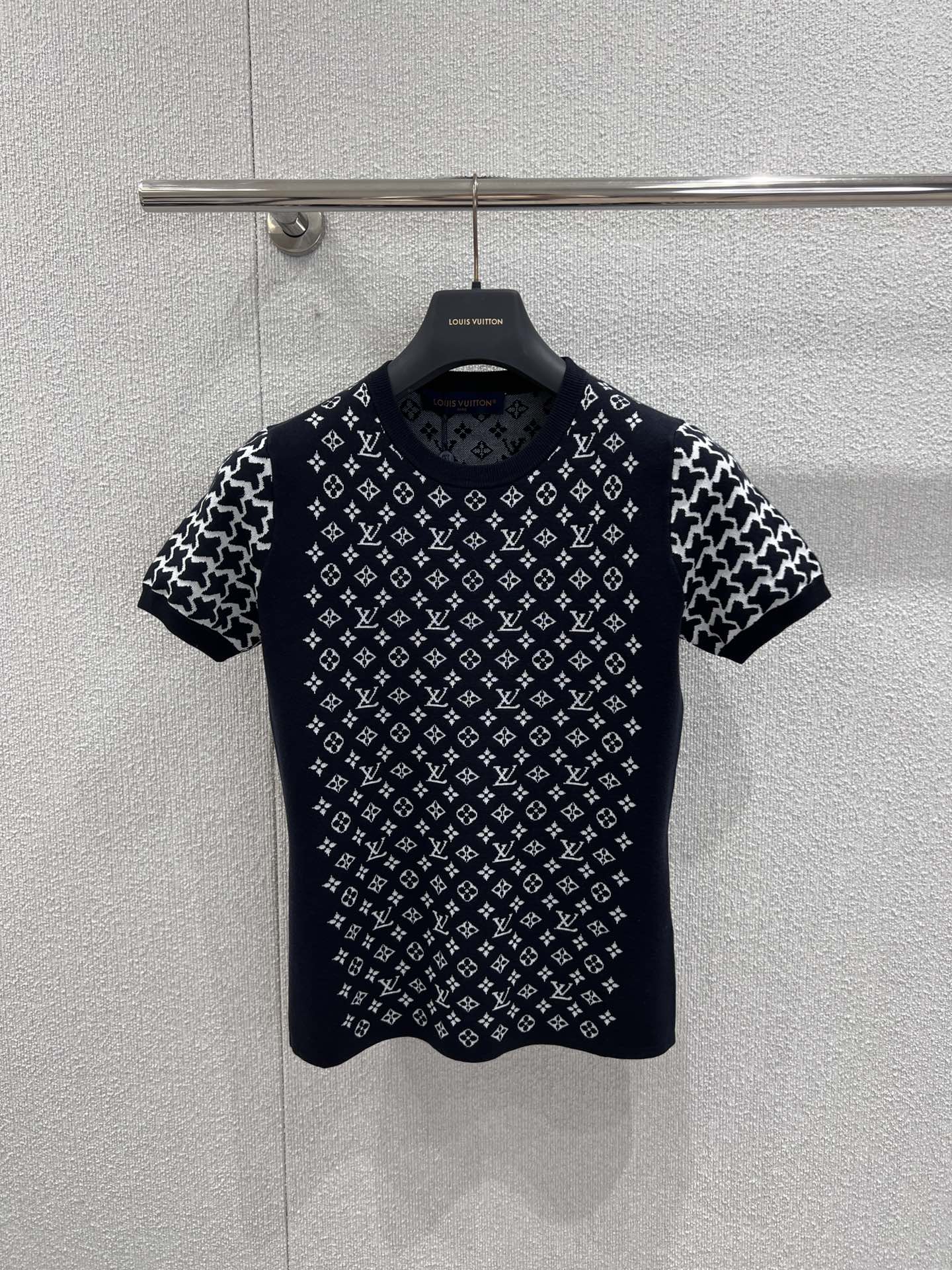 NO:697382,Support exchange Louis vuitto* 26Ss early spring new Monogram jacquard short-sleeved knitted top丨Exclusive high-end version!  Weld luxury and elegance to your body!  Classic presbyopia jacquard covers the body, the beige base is gentle and high-end, the fine knitted fabric is soft and close to the skin, and the slim tailoring outlines the graceful curves. Wearing it alone gives a delicate ladylike feeling in early spring, layering it with a suit or a windbreaker can also create a layered sense of sophisticated commuting. It is the finishing touch of a light luxury wardrobe. Ready-made S/M/L real shot details, louis vuitton, T-shirt, business suit,19860909支持换款 Louis vuitto* 26Ss早春新款 Monogram提花短袖针织上衣丨独家高版出品！把高奢优雅焊在身上！经典老花提花铺满衣身,浅驼色基底温柔又高级,细腻针织面料柔软贴肤,修身剪裁勾勒曼妙曲线.单穿是早春的精致名媛感,外搭西装或风衣叠穿,又能打造轻熟通勤的层次感,是轻奢衣橱的点睛之选.现货发售S/M/L实拍细节图,,louis vuitton,T-shirt,business suit,,Women's clothing