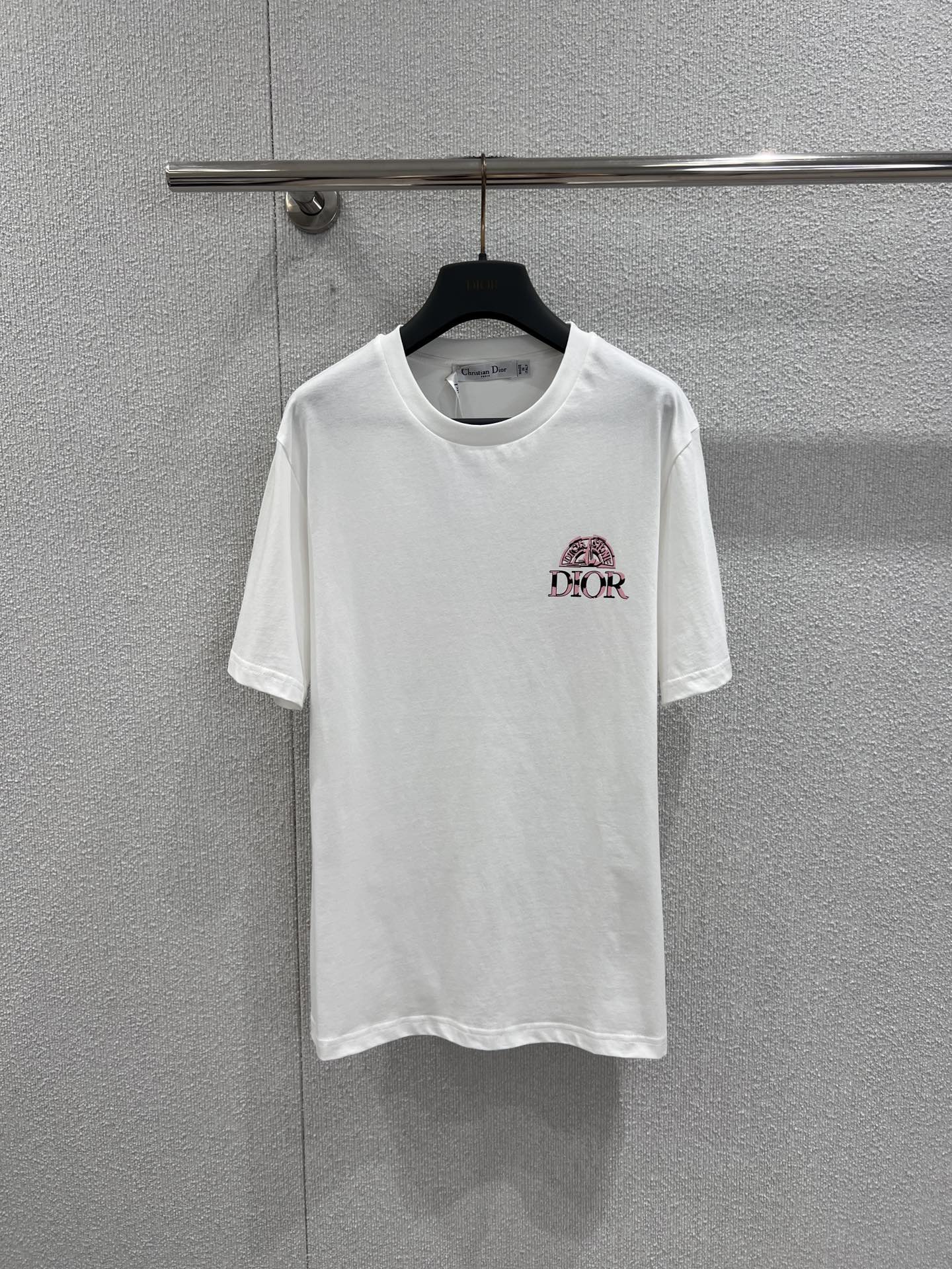 NO:697373,Support exchange Dio* 26SS early spring new letter printed short-sleeved T-shirt丨Exclusive high-end version!  Interpret high luxury texture with minimalist design!  The classic white T base is paired with contrasting letter prints on the front and back, the small logo on the chest is low-key and exquisite, and the large logo on the back highlights the brand recognition. The high-count pure cotton fabric is soft and skin-friendly, and the loose straight version has zero constraints on the body. Wearing it alone is refreshing and casual in early spring, and layering a jacket can create a sense of layering. It is a versatile and evergreen style in the wardrobe. Ready-made S/M/L real shot details, dior, jackets & coats, T-shirt, tees, t-shirt,19860909支持换款 Dio* 26SS早春新款 字母印花短袖T恤丨独家高版出品！用极简设计诠释高奢质感！经典白T基底搭配前后撞色字母印花,胸前小标低调精致,后背大logo彰显品牌辨识度.高支纯棉面料柔软亲肤,宽松的直筒版型对身材零束缚,单穿是早春的清爽休闲,叠穿外套又能打造层次感,是衣橱里的百搭常青款.现货发售S/M/L实拍细节图,,dior,jackets & coats,T-shirt,tees，t-shirt,,Women's clothing