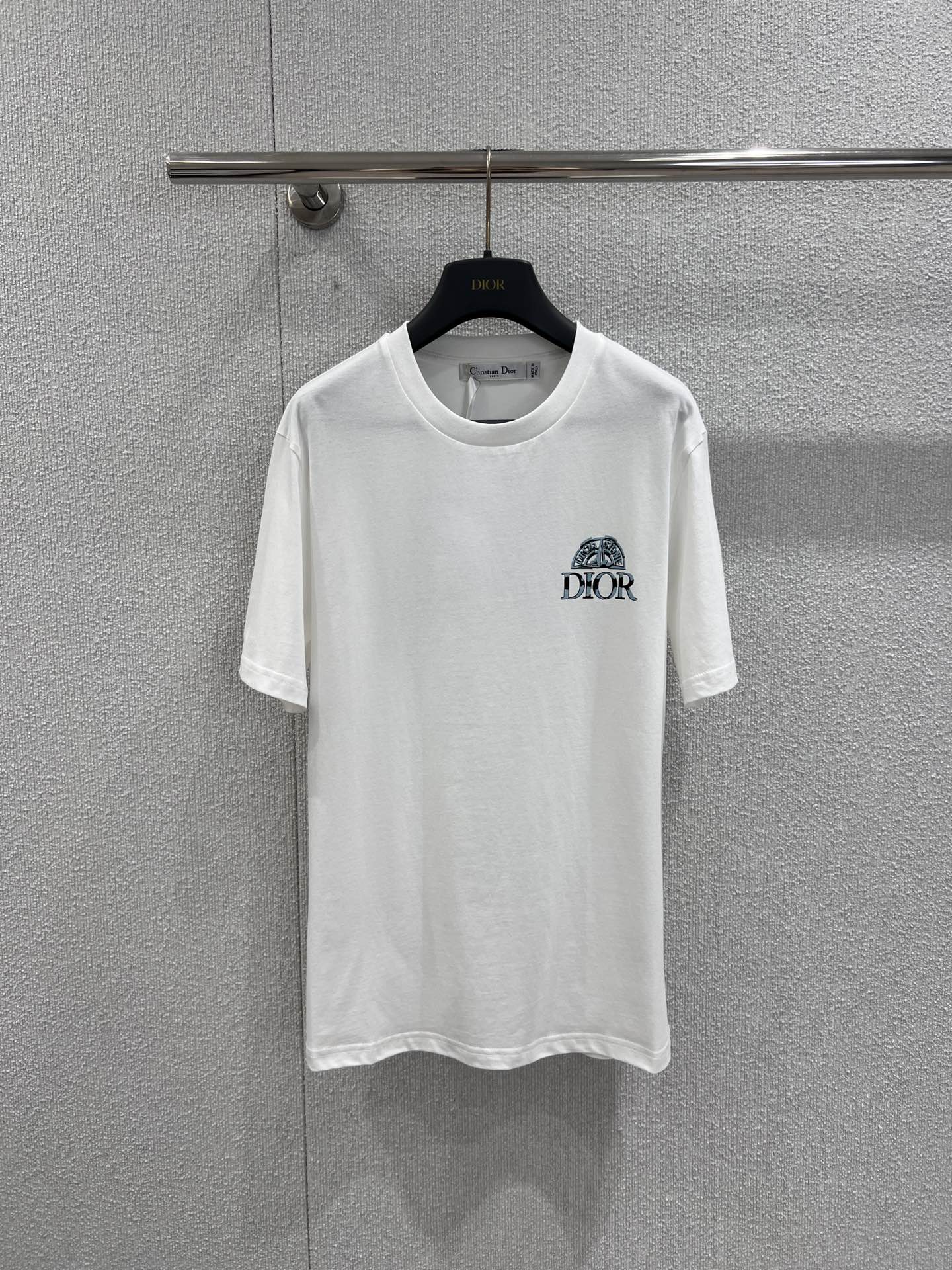 NO:697368,Support exchange Dio* 26SS early spring new letter printed short-sleeved T-shirt丨Exclusive high-end version!  Interpret high luxury texture with minimalist design!  The classic white T base is paired with contrasting letter prints on the front and back, the small logo on the chest is low-key and exquisite, and the large logo on the back highlights the brand recognition. The high-count pure cotton fabric is soft and skin-friendly, and the loose straight version has zero constraints on the body. Wearing it alone is refreshing and casual in early spring, and layering a jacket can create a sense of layering. It is a versatile and evergreen style in the wardrobe. Ready-made S/M/L real shot details, dior, jackets & coats, T-shirt, tees, t-shirt,19860909支持换款 Dio* 26SS早春新款 字母印花短袖T恤丨独家高版出品！用极简设计诠释高奢质感！经典白T基底搭配前后撞色字母印花,胸前小标低调精致,后背大logo彰显品牌辨识度.高支纯棉面料柔软亲肤,宽松的直筒版型对身材零束缚,单穿是早春的清爽休闲,叠穿外套又能打造层次感,是衣橱里的百搭常青款.现货发售S/M/L实拍细节图,,dior,jackets & coats,T-shirt,tees，t-shirt,,Women's clothing