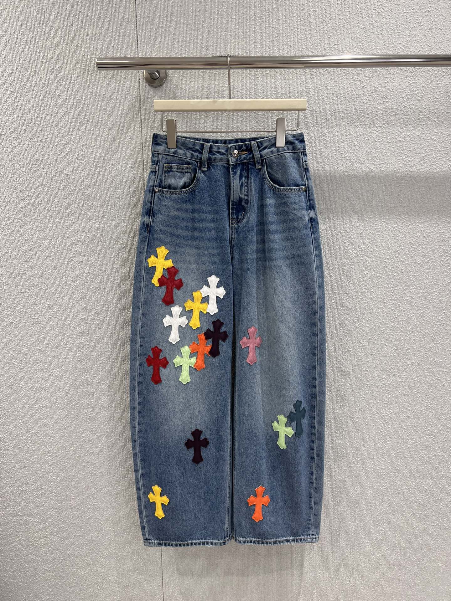 NO:697371,Supports exchange of styles Chorme heart* 26Ss early spring new color cross patch jeans丨Exclusive high-end version!  Directly attract all the fashionistas on the streets!  Classic washed blue denim with contrasting cross appliqués, the color splicing is eye-catching and personalized, the loose wide-leg version hides the flesh and shows the length of the legs, and the stiff denim fabric creates a neat silhouette. Pair it with a short top to play with the bottom, or wear it with a sweater for a casual style. Use it to stand out as a trendy person when you go out in early spring. Real-time details of S/M/L on sale, hoodie, sweatshirts, jeans,19860909支持换款 Chorme heart* 26Ss早春新款 彩色十字架贴花牛仔裤丨独家高版出品！直接把街头潮范拉满！经典水洗蓝牛仔搭配撞色十字架贴花,色彩拼接吸睛又个性,宽松阔腿版型藏肉又显腿长,硬挺牛仔面料塑造利落轮廓.搭配短款上衣玩下衣失踪,或配卫衣走休闲风,早春出街靠它稳站潮人C位.现货发售S/M/L实拍细节图,,hoodie,sweatshirts,jeans,,Women's clothing