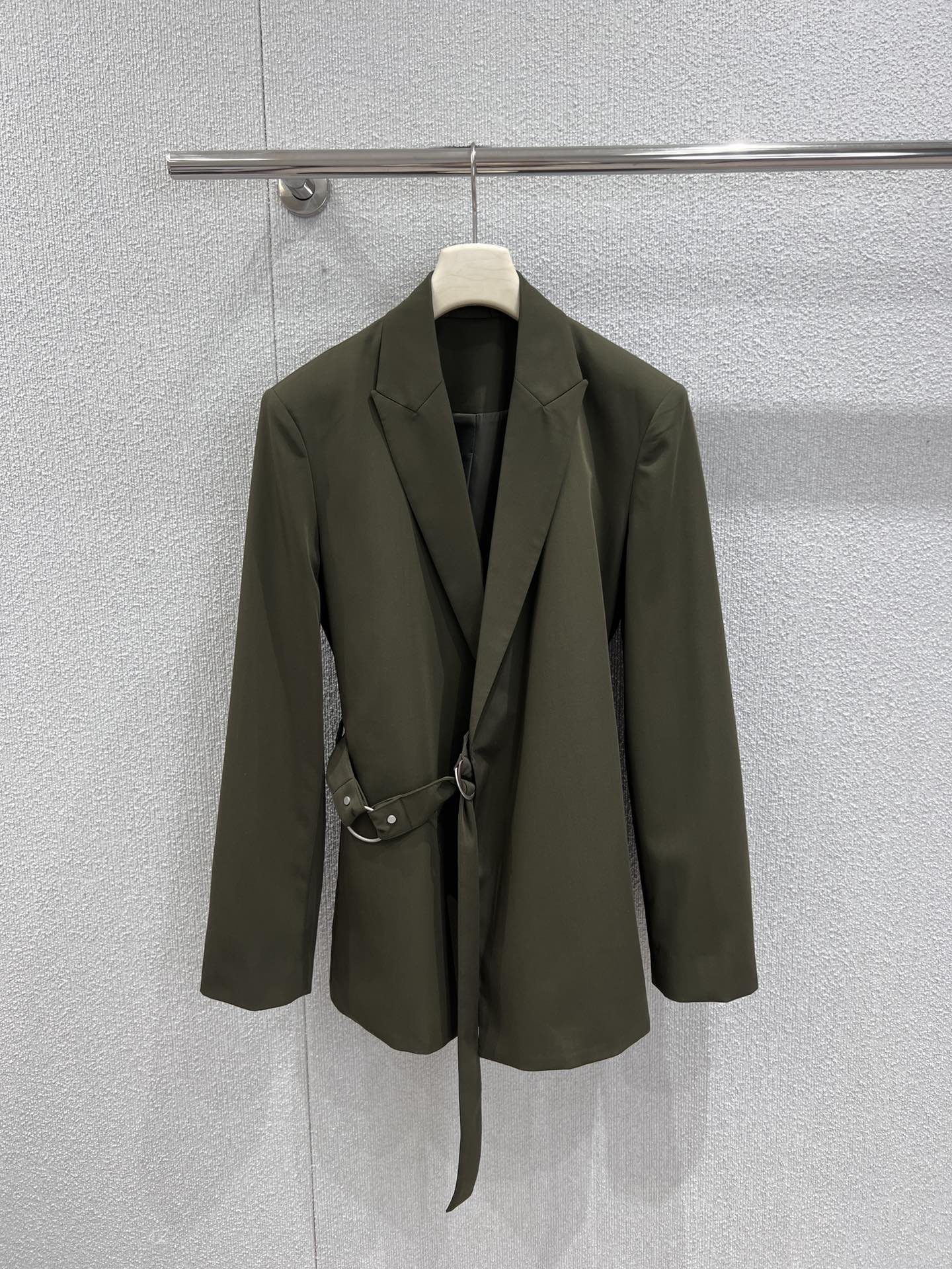 NO:697005,lSupports exchange Loew* 26Ss early spring new style asymmetrical wrapped buttoned wool suit jacket丨Exclusively developed by yb!  Top quality production!  Breaking the rigidity of conventional suits with deconstruction. The wool fabric has its own delicate texture and crisp texture, and the asymmetric wrap design is matched with a metal buckle belt, which easily outlines the waistline and gives the shape a neat sense of layering. The olive green tone is calm and advanced, whether it is for workplace commuting or daily leisure, you can wear it for a unique and modern aura. Ready-made S/M/L real shot details, loro piana, loewe, jackets & coats, business suit,19860909l支持换款 Loew* 26Ss早春新款 不对称裹身系扣羊毛西装外套丨独家yb开发！顶级高版出品！以解构主义打破常规西装的刻板感.羊毛面料自带细腻肌理与挺括质感,不对称裹身设计搭配金属环扣腰带,轻松勾勒腰线的同时,赋予造型利落的层次感.橄榄绿调沉稳又高级,无论是职场通勤还是日常休闲,都能穿出独树一帜的摩登气场.现货发售S/M/L实拍细节图,,loro piana,loewe,jackets & coats,business suit,,Women's clothing