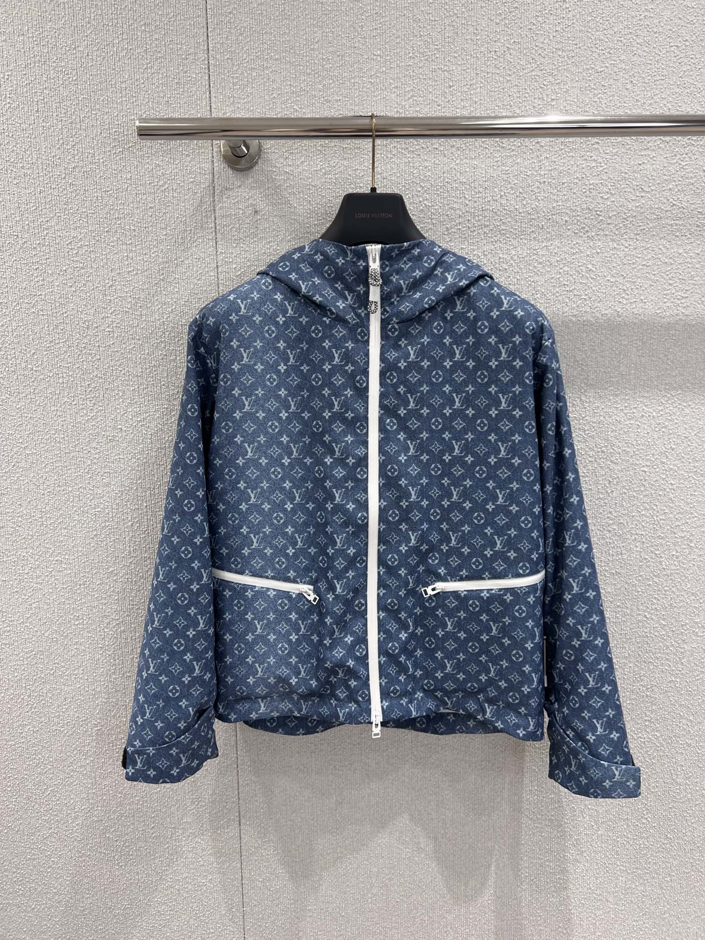 NO:697403,Support exchange Louis Vuitt*n 26Ss early spring new style presbyopia printed hooded windbreaker jacket丨Exclusive high-end version!  With the classic Monogram presbyopia as the core design language, the body is made of high-density windproof fabric, which is light to the touch and has a crisp silhouette. The two-color presbyopia print of denim blue and graphite gray adopts a gradient sfumato dyeing process, giving the classic totem a rich visual texture. The hooded version is equipped with a two-way zipper closure, which is neat and tidy.  The lines outline the casual oversize tailoring, and the detailed design of invisible zipper pockets on the side and contrasting zipper strips not only retains practical functions, but also adds modern ingenuity to the whole. It is a luxury product that is both recognizable and practical in the early spring wardrobe. Ready-made S/M/L real shot details, Louis  vuitton,versace,jackets & coats,hats,19860909支持换款 Louis Vuitt*n 26Ss早春新款 老花印花连帽风衣外套丨独家高版出品！以经典Monogram老花为核心设计语言,甄选高密防风面料打造衣身,触感轻盈且兼具挺括廓形,丹宁蓝与石墨灰双色老花印花采用渐变晕染工艺,让经典图腾呈现出层次丰富的视觉质感.连帽版型搭配双向拉链开合,利落线条勾勒出随性的oversize剪裁,侧边隐形拉链口袋与撞色拉链饰条的细节设计,既保留实用功能,又为整体增添摩登巧思.是早春衣橱中兼具辨识度与实穿性的奢品佳作.现货发售S/M/L实拍细节图,,louis vuitton,versace,jackets & coats,hats,,Women's clothing