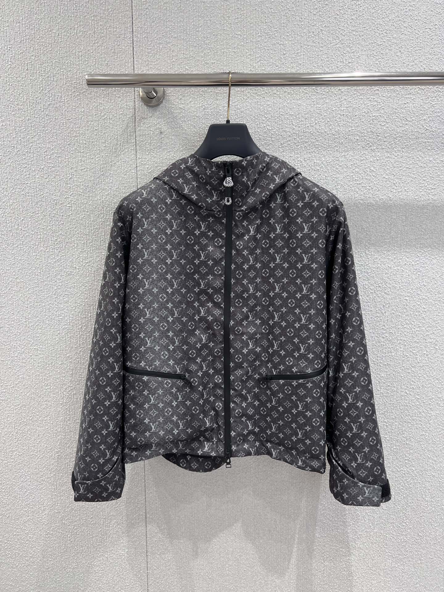 NO:697399,Support exchange Louis Vuitt*n 26Ss early spring new style presbyopia printed hooded windbreaker jacket丨Exclusive high-end version!  With the classic Monogram presbyopia as the core design language, the body is made of high-density windproof fabric, which is light to the touch and has a crisp silhouette. The two-color presbyopia print of denim blue and graphite gray adopts a gradient sfumato dyeing process, giving the classic totem a rich visual texture. The hooded version is equipped with a two-way zipper closure, which is neat and tidy.  The lines outline the casual oversize tailoring, and the detailed design of invisible zipper pockets on the side and contrasting zipper strips not only retains practical functions, but also adds modern ingenuity to the whole. It is a luxury product that is both recognizable and practical in the early spring wardrobe. Ready-made S/M/L real shot details, Louis  vuitton,versace,jackets & coats,hats,19860909支持换款 Louis Vuitt*n 26Ss早春新款 老花印花连帽风衣外套丨独家高版出品！以经典Monogram老花为核心设计语言,甄选高密防风面料打造衣身,触感轻盈且兼具挺括廓形,丹宁蓝与石墨灰双色老花印花采用渐变晕染工艺,让经典图腾呈现出层次丰富的视觉质感.连帽版型搭配双向拉链开合,利落线条勾勒出随性的oversize剪裁,侧边隐形拉链口袋与撞色拉链饰条的细节设计,既保留实用功能,又为整体增添摩登巧思.是早春衣橱中兼具辨识度与实穿性的奢品佳作.现货发售S/M/L实拍细节图,,louis vuitton,versace,jackets & coats,hats,,Women's clothing