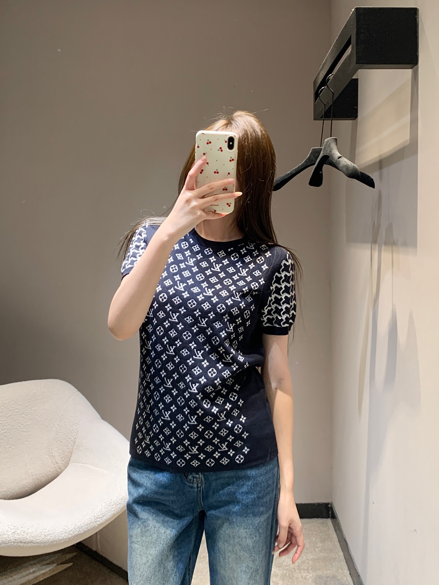 NO:697358,Louis vuitto* 26Ss early spring new Monogram jacquard short-sleeved knitted top | Exclusive high-end version!  Weld luxury and elegance to your body!  Classic presbyopia jacquard covers the body, the beige base is gentle and high-end, the fine knitted fabric is soft and close to the skin, and the slim tailoring outlines the graceful curves. Wearing it alone gives a delicate ladylike feeling in early spring, layering it with a suit or a windbreaker can also create a sophisticated sense of layering for commuting. It is the finishing touch of a light luxury wardrobe. Ready for sale S/M/L,, louis vuitton, T-shirt, business suit,19860909Louis vuitto* 26Ss早春新款 Monogram提花短袖针织上衣丨独家高版出品！把高奢优雅焊在身上！经典老花提花铺满衣身,浅驼色基底温柔又高级,细腻针织面料柔软贴肤,修身剪裁勾勒曼妙曲线.单穿是早春的精致名媛感,外搭西装或风衣叠穿,又能打造轻熟通勤的层次感,是轻奢衣橱的点睛之选.现货发售S/M/L,,louis vuitton,T-shirt,business suit,,Women's clothing