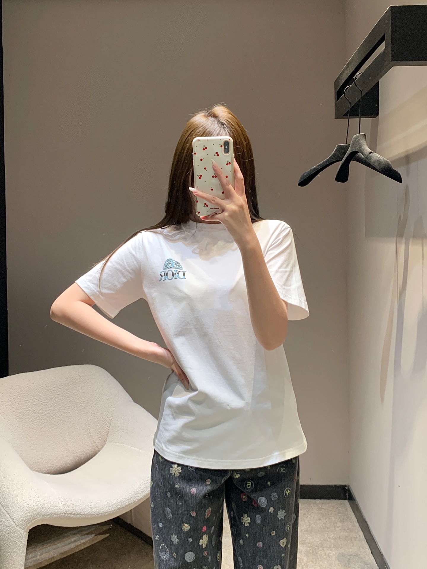 NO:697375,Dio* 26SS early spring new letter printed short-sleeved T-shirt丨Exclusive high-end version!  Interpret high luxury texture with minimalist design!  The classic white T base is paired with contrasting letter prints on the front and back. The small logo on the chest is low-key and exquisite, and the large logo on the back highlights the brand recognition. The high-count pure cotton fabric is soft and skin-friendly, and the loose straight version has zero constraints on the body. Wearing it alone is refreshing and casual in early spring, and layering it with a coat can create a sense of layering. It is a versatile and evergreen style in the wardrobe. Available in stock S/M/L, dior, jackets & coats, T-shirt, tees, t-shirt,19860909Dio* 26SS早春新款 字母印花短袖T恤丨独家高版出品！用极简设计诠释高奢质感！经典白T基底搭配前后撞色字母印花,胸前小标低调精致,后背大logo彰显品牌辨识度.高支纯棉面料柔软亲肤,宽松的直筒版型对身材零束缚,单穿是早春的清爽休闲,叠穿外套又能打造层次感,是衣橱里的百搭常青款.现货发售S/M/L,,dior,jackets & coats,T-shirt,tees，t-shirt,,Women's clothing