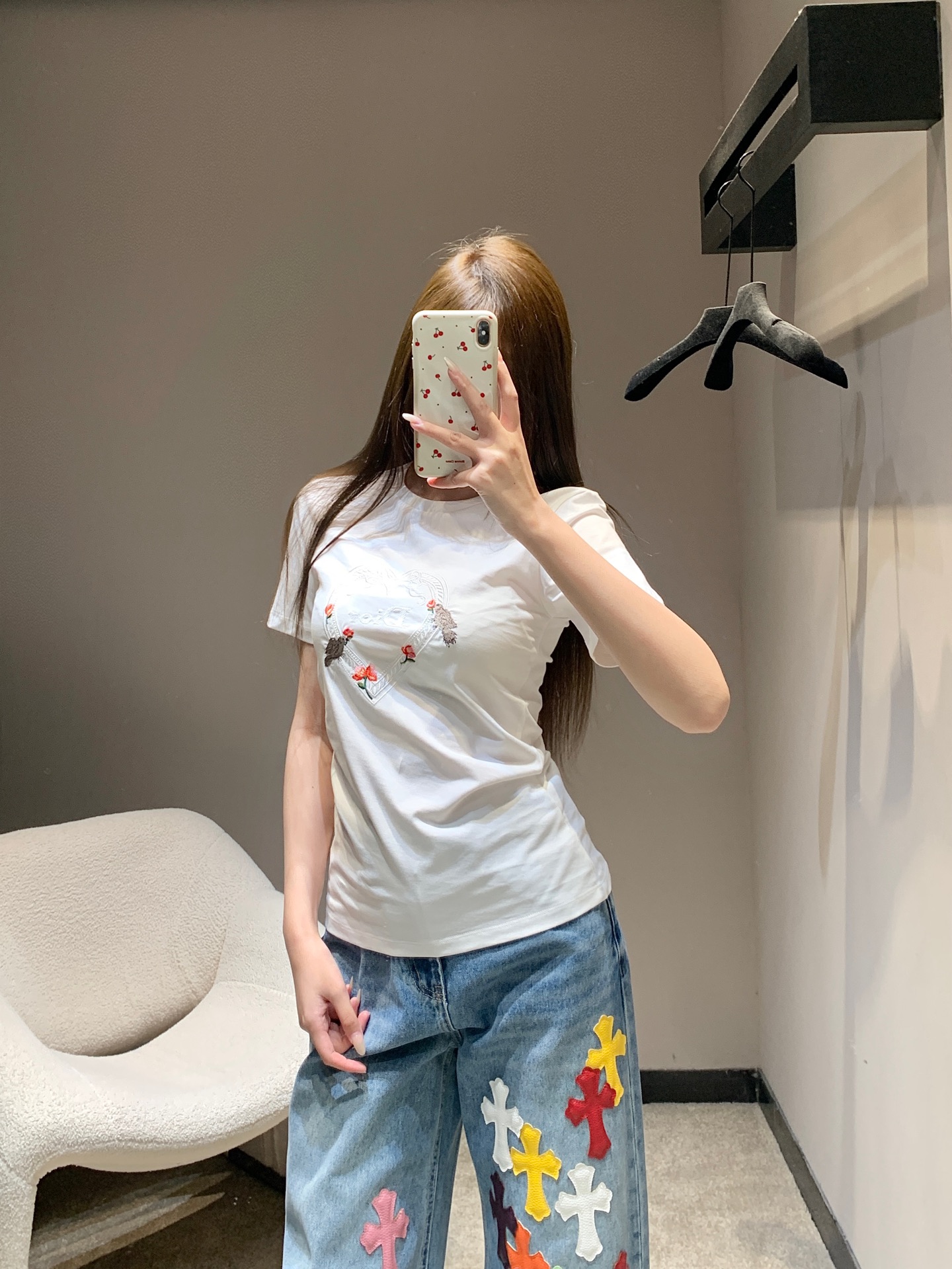 NO:697380,Dio* 26SS early spring new style round neck short-sleeved T-shirt with letter love embroidery | Exclusive high-end version!  Fill up the sweet girl atmosphere!  Pure white base with three-dimensional love embroidery, embellished with flowers and letter details, will make a girl's heart full. The high-count pure cotton fabric is soft and breathable, and the slim fit outlines the graceful curves. Wearing it alone is a fresh and sweet girl in early spring. Pair it with denim wide-leg pants to unlock casual casualness. It is the best choice for a vigorous outfit. Available in stock S/M/L, dior, T-shirt, tees, t-shirt,19860909Dio* 26SS早春新款 字母爱心刺绣圆领短袖T恤丨独家高版出品！把甜妹氛围感拉满！纯白基底搭配立体爱心刺绣,缀以花朵与字母细节,少女心直接拉满.高支纯棉面料柔软透气,修身版型勾勒曼妙曲线,单穿是早春的清新甜妹,搭配牛仔阔腿裤又能解锁休闲随性,是元气穿搭的不二之选.现货发售S/M/L,,dior,T-shirt,tees，t-shirt,,Women's clothing