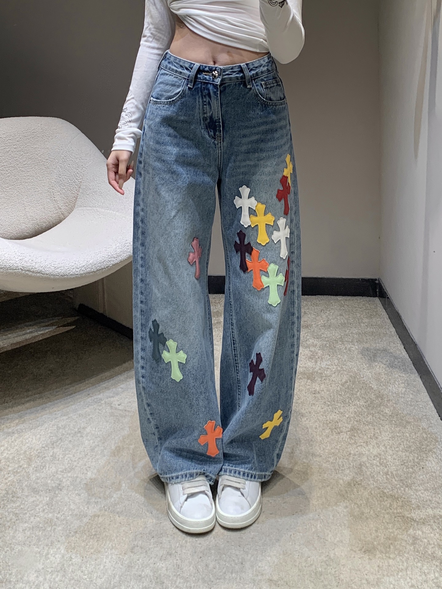 NO:697372,Chorme heart* 26Ss early spring new color cross patch jeans丨Exclusive high-end version!  Directly attract all the fashionistas on the streets!  Classic washed blue denim with contrasting cross appliqués, the color splicing is eye-catching and personalized, the loose wide-leg version hides the flesh and shows the length of the legs, and the stiff denim fabric creates a neat silhouette. Pair it with a short top to play with the bottom, or wear it with a sweater for a casual style. Use it to stay in the trendy C position when you go out in early spring. Available in stock S/M/L, hoodie, sweatshirts, jeans,19860909Chorme heart* 26Ss早春新款 彩色十字架贴花牛仔裤丨独家高版出品！直接把街头潮范拉满！经典水洗蓝牛仔搭配撞色十字架贴花,色彩拼接吸睛又个性,宽松阔腿版型藏肉又显腿长,硬挺牛仔面料塑造利落轮廓.搭配短款上衣玩下衣失踪,或配卫衣走休闲风,早春出街靠它稳站潮人C位.现货发售S/M/L,,hoodie,sweatshirts,jeans,,Women's clothing