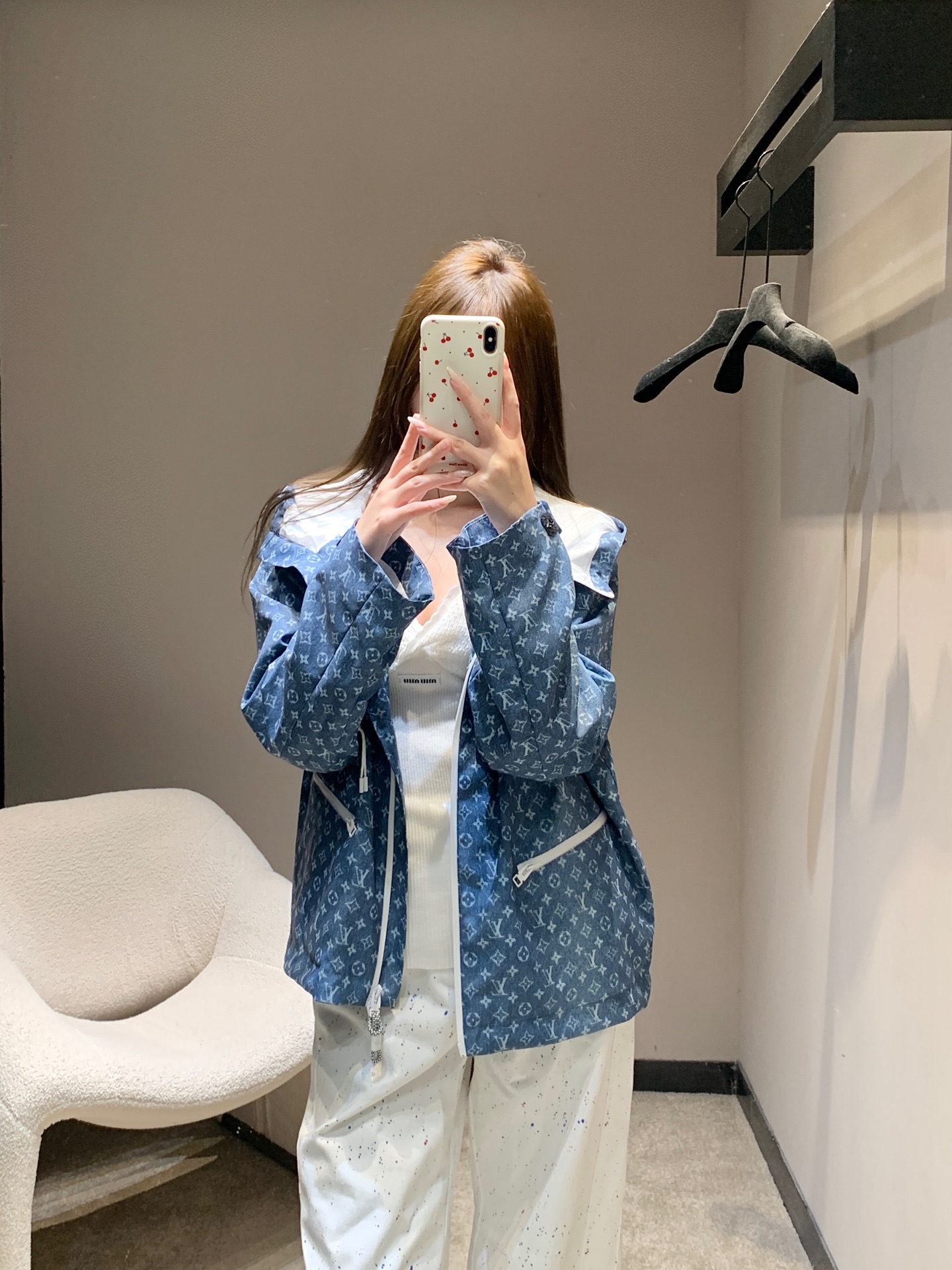 NO:697405,Louis Vuitt*n 26Ss early spring new style presbyopic print hooded windbreaker jacket丨Exclusive high-end version!  With the classic Monogram presbyopia as the core design language, high-density windproof fabrics are selected to create the body, which is light to the touch and has a crisp silhouette. The two-color presbyopia print of denim blue and graphite gray uses a gradient dyeing process to give the classic totem a rich visual texture. The hooded version is equipped with a two-way zipper closure.  , the neat lines outline the casual oversize tailoring, and the detailed design of the hidden zipper pockets on the side and the contrasting zipper trim not only retains the practical functions, but also adds modern ingenuity to the whole. It is a luxury product that is both recognizable and practical in the early spring wardrobe. Available now in S/M/L, Louis  vuitton,versace,jackets & coats,hats,19860909Louis Vuitt*n 26Ss早春新款 老花印花连帽风衣外套丨独家高版出品！以经典Monogram老花为核心设计语言,甄选高密防风面料打造衣身,触感轻盈且兼具挺括廓形,丹宁蓝与石墨灰双色老花印花采用渐变晕染工艺,让经典图腾呈现出层次丰富的视觉质感.连帽版型搭配双向拉链开合,利落线条勾勒出随性的oversize剪裁,侧边隐形拉链口袋与撞色拉链饰条的细节设计,既保留实用功能,又为整体增添摩登巧思.是早春衣橱中兼具辨识度与实穿性的奢品佳作.现货发售S/M/L,,louis vuitton,versace,jackets & coats,hats,,Women's clothing