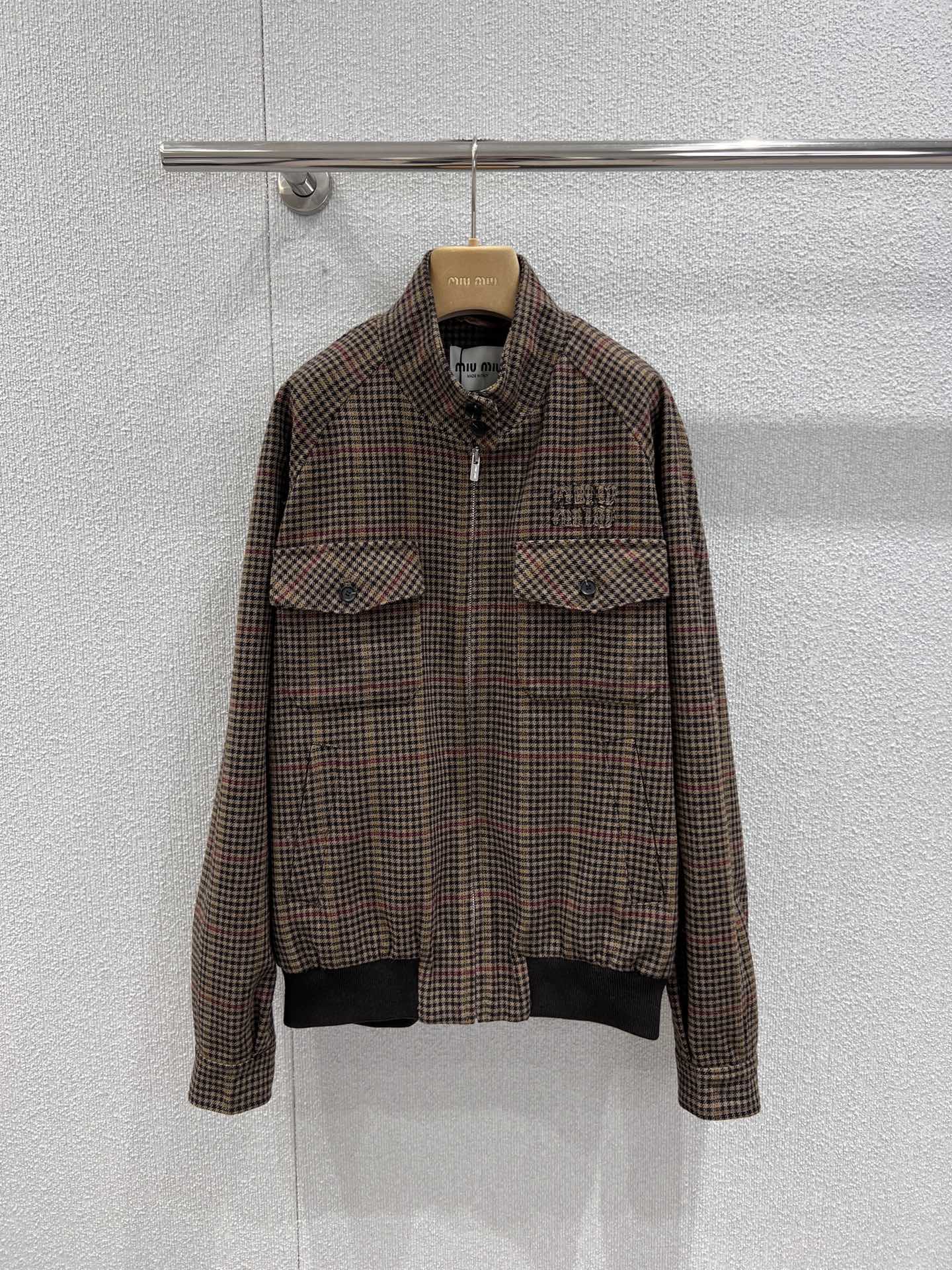 NO:697409,The jacket supports exchange. MiuMi* 25Fw new autumn and winter style houndstooth pattern wool casual jacket coat skirt suit丨Exclusively developed by yb!  Top quality production!  Selected wool fabrics are wrapped in the gentleness of autumn and winter, and the classic houndstooth pattern is laid out in caramel brown tones, unlocking the dual charm of retro and sweet cool. The loose-fitting jacket has a stand-up collar + double patch pocket design, which is casually full; the same-check pattern skirt is short-cut to outline neat lines, and can be worn alone and layered  You can wear it with a relaxed feel. When the sweet girl genes of Miu girls collide with retro houndstooth, it is an eye-catching formula for autumn and winter. This set is directly welded into the outfit list~ Ready stock S/M/L real shot details, miumiu, skirts, jackets  & coats,jackets & coats,19860909外套支持换款 MiuMi* 25Fw秋冬新款 千鸟格图案羊毛休闲夹克外套半身裙套装丨独家yb开发！顶级高版出品！精选羊毛面料裹挟着秋冬的温柔,经典千鸟格纹以焦糖棕调铺陈,解锁复古与甜酷的双重魅力.宽松廓形的夹克外套做了立领+双贴袋设计,随性拉满；同格纹半身裙以短款剪裁勾勒利落线条,单穿叠搭都能拿捏松弛感.当Miu系少女的甜妹基因碰撞复古千鸟格,秋冬出街的吸睛公式,这套直接焊死在穿搭清单里～现货发售S/M/L实拍细节图,,miumiu,skirts,jackets & coats,jackets & coats,,Women's clothing