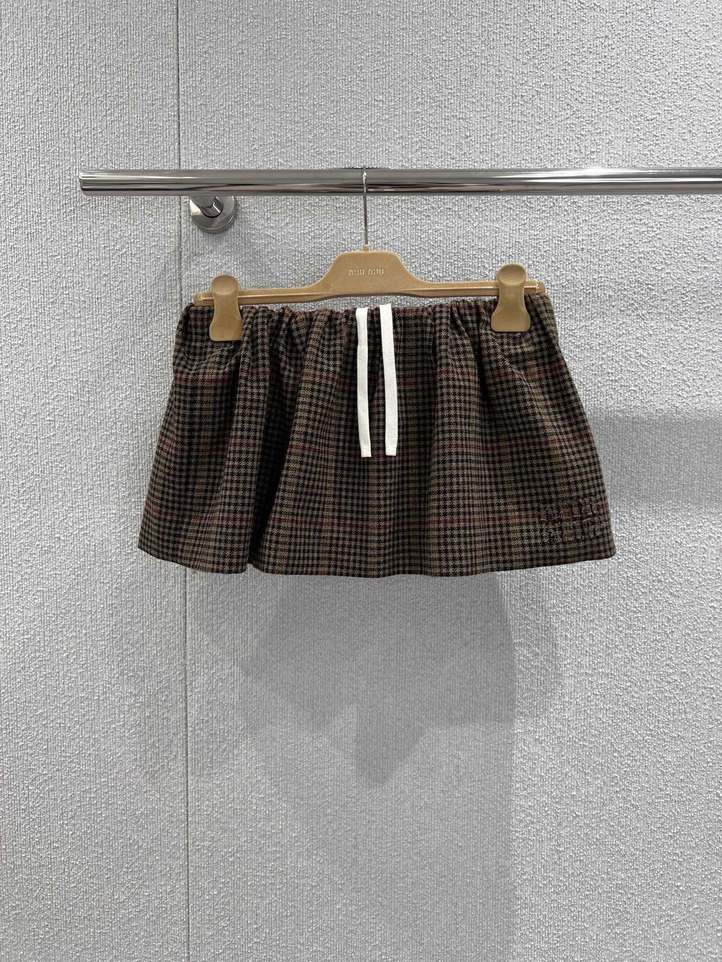 NO:697415,Skirt supports exchange MiuMi* 25Fw new autumn and winter style houndstooth pattern wool casual jacket jacket skirt suit丨Exclusively developed by yb!  Top quality production!  Selected wool fabrics are wrapped in the gentleness of autumn and winter, and the classic houndstooth pattern is laid out in caramel brown tones, unlocking the dual charm of retro and sweet cool. The loose-fitting jacket has a stand-up collar + double patch pocket design, which is casually full; the same-check pattern skirt is short-cut to outline neat lines, and can be worn alone and layered  You can wear it with a relaxed feel. When the sweet girl genes of Miu girls collide with retro houndstooth, it is an eye-catching formula for autumn and winter. This set is directly welded into the outfit list~ Ready stock S/M/L real shot details, miumiu, skirts, jackets  & coats,jackets & coats,19860909半裙 支持换款MiuMi* 25Fw秋冬新款 千鸟格图案羊毛休闲夹克外套半身裙套装丨独家yb开发！顶级高版出品！精选羊毛面料裹挟着秋冬的温柔,经典千鸟格纹以焦糖棕调铺陈,解锁复古与甜酷的双重魅力.宽松廓形的夹克外套做了立领+双贴袋设计,随性拉满；同格纹半身裙以短款剪裁勾勒利落线条,单穿叠搭都能拿捏松弛感.当Miu系少女的甜妹基因碰撞复古千鸟格,秋冬出街的吸睛公式,这套直接焊死在穿搭清单里～现货发售S/M/L实拍细节图,,miumiu,skirts,jackets & coats,jackets & coats,,Women's clothing