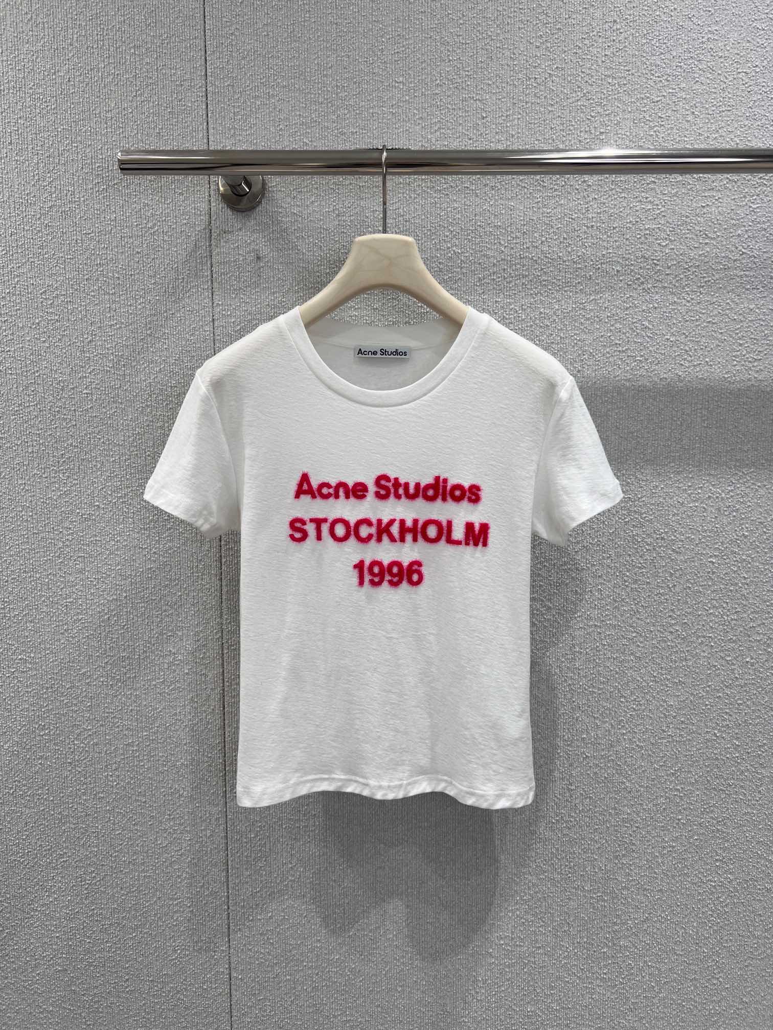 NO:697424,Support exchange Acne studi* 26Ss limited new 1966 letter printed flocked short-sleeved T-shirt丨Exclusively developed by yb!  Top quality production!  The classic white/black background contrasts with eye-catching rose red flocking letters, and the three-dimensional flocking texture makes the printing more textured, breaking the monotony of basic T-shirts. The soft cotton fabric is skin-friendly and breathable, and the short slim cut just outlines the waist and abdomen lines. It is casual when worn with wide-leg jeans.  Nordic street style, paired with a skirt, can unlock the sweet and cool girly feeling. The 1966 limited edition logo hides the brand's ingenuity, one piece can become the finishing touch of early spring outfits, and the atmosphere that is niche and non-contrasting can be directly captured ~ ready-made S/M/L real shot details,,acne  studios,skirts,jeans,T-shirt,tees,t-shirt,19860909支持换款 Acne studi* 26Ss限定新款 1966字母印花植绒短袖T恤丨独家yb开发！顶级高版出品！经典的白/黑底色撞亮眼玫红植绒字母,立体的植绒纹理让印花更有质感,打破基础款T恤的单调.软乎乎的棉质面料亲肤又透气,短款修身剪裁刚好勾勒出腰腹线条,搭阔腿牛仔裤是随性的北欧街头风,配半身裙又能解锁甜酷少女感.1966限定标识暗藏品牌巧思,一件就能成为早春穿搭的点睛之笔,小众不撞款的氛围感直接拿捏～现货发售S/M/L实拍细节图,,acne studios,skirts,jeans,T-shirt,tees，t-shirt,,Women's clothing