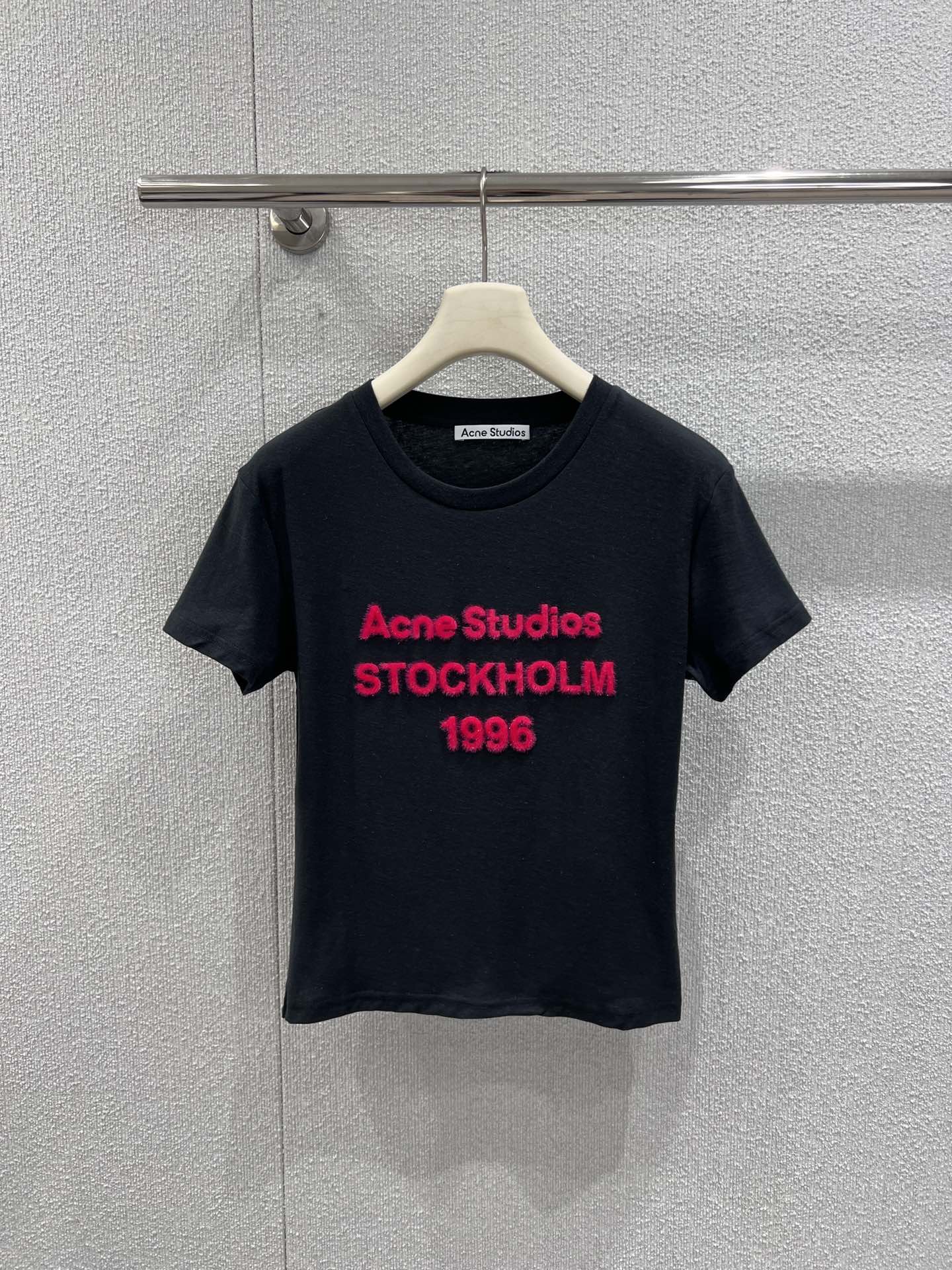 NO:697417,Support exchange Acne studi* 26Ss limited new 1966 letter printed flocked short-sleeved T-shirt丨Exclusively developed by yb!  Top quality production!  The classic white/black background contrasts with eye-catching rose red flocking letters, and the three-dimensional flocking texture makes the printing more textured, breaking the monotony of basic T-shirts. The soft cotton fabric is skin-friendly and breathable, and the short slim cut just outlines the waist and abdomen lines. It is casual when worn with wide-leg jeans.  Nordic street style, paired with a skirt, can unlock the sweet and cool girly feeling. The 1966 limited edition logo hides the brand's ingenuity, one piece can become the finishing touch of early spring outfits, and the atmosphere that is niche and non-contrasting can be directly captured ~ ready-made S/M/L real shot details,,acne  studios,skirts,jeans,T-shirt,tees,t-shirt,19860909支持换款 Acne studi* 26Ss限定新款 1966字母印花植绒短袖T恤丨独家yb开发！顶级高版出品！经典的白/黑底色撞亮眼玫红植绒字母,立体的植绒纹理让印花更有质感,打破基础款T恤的单调.软乎乎的棉质面料亲肤又透气,短款修身剪裁刚好勾勒出腰腹线条,搭阔腿牛仔裤是随性的北欧街头风,配半身裙又能解锁甜酷少女感.1966限定标识暗藏品牌巧思,一件就能成为早春穿搭的点睛之笔,小众不撞款的氛围感直接拿捏～现货发售S/M/L实拍细节图,,acne studios,skirts,jeans,T-shirt,tees，t-shirt,,Women's clothing