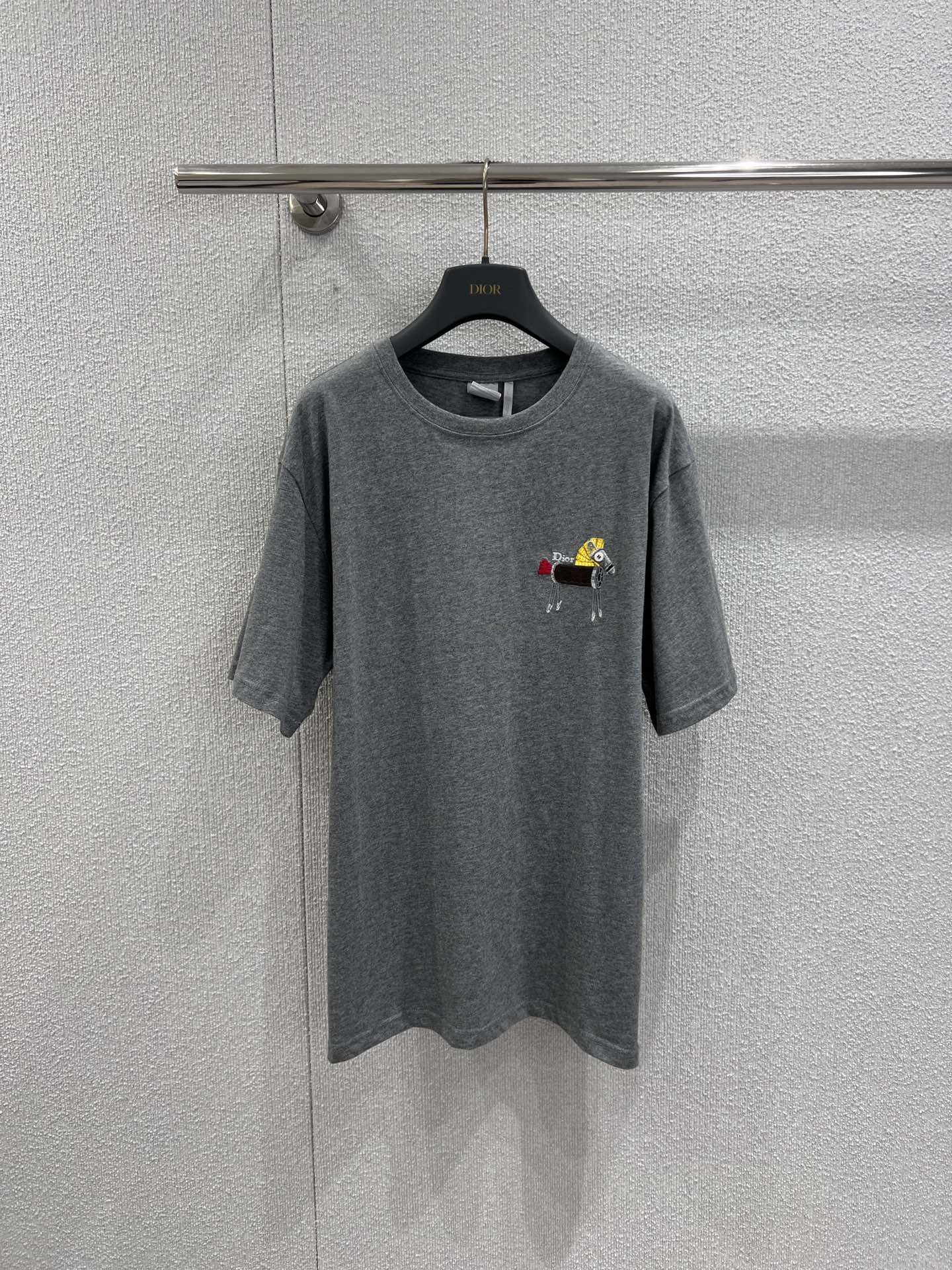 NO:697741,Support exchange Dio* 26Ss early spring new style pony embroidered gray round neck short-sleeved T-shirt丨Exclusive high-end version!  The heather gray tone is high-end and versatile, the pony embroidery on the chest is super cute and exquisite, and the contrasting embroidery threads add a full sense of detail ~ The double-strand pure cotton fabric is soft and comfortable, and the oversize version hides flesh and makes you look slimmer. It is very stylish for both men and women. It looks great with jeans and sweatpants in early spring. This is the natural T-shirt for luxury girls/boys in early spring!  Ready sale S/M/L real shot details, dior, versace, jeans, T-shirt, tees, t-shirt,19860909支持换款 Dio* 26Ss早春新款 小马刺绣灰色圆领短袖T恤丨独家高版出品！麻灰色调高级又百搭,胸口小马刺绣超萌超精致,撞色绣线让细节感拉满～双股纯棉面料软乎乎的巨舒服,Oversize版型藏肉又显瘦,男女穿都超有范儿,早春搭牛仔裤、运动裤都贼好看,奢潮女孩/男孩的早春本命T恤就是它！现货发售S/M/L实拍细节图,,dior,versace,jeans,T-shirt,tees，t-shirt,,Women's clothing