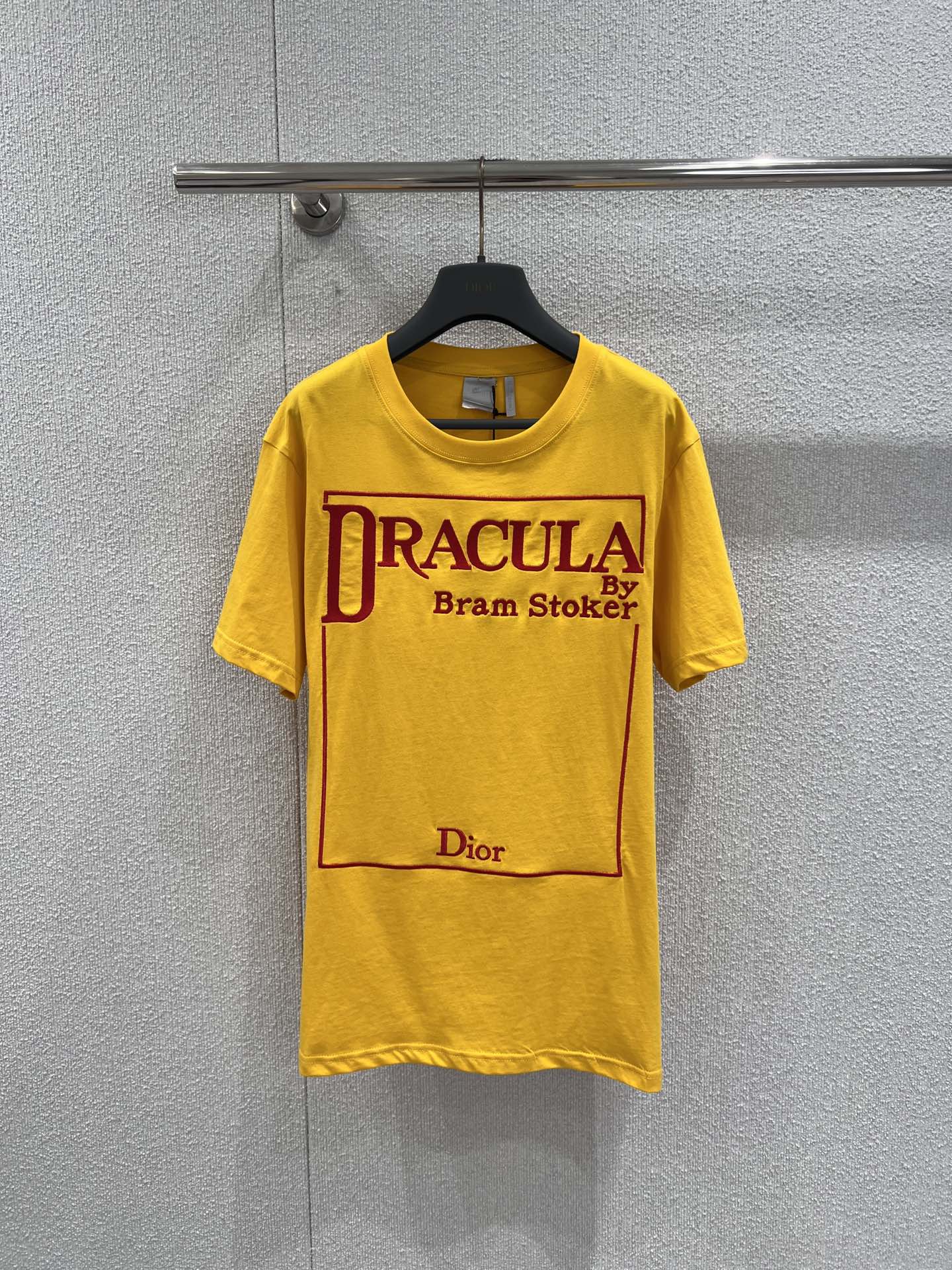 NO:697727,Support exchange Dio* 26Ss early spring new Dracula theme embroidered round neck short-sleeved T-shirt丨Exclusive high-end version!  Using bright lemon yellow as the base, the text elements of the classic literature 'Dracula' are presented with three-dimensional embroidery technology. The red embroidery thread and the bright yellow fabric collide to create a strong visual tension. The logo is low-key embellished under the embroidery frame, condensing the exquisite details of haute couture craftsmanship. High-count pure cotton fabrics are selected and treated with special water to feel soft and skin-friendly. The loose oversize version is suitable for multiple body styles.  The shape and dropped shoulder design add to the lazy and casual atmosphere of early spring. As a cross-border work of early spring art, this T-shirt is not only an eye-catching item for daily wear, but also a unique choice for luxury collection, easily balancing high-luxury style with street casualness. Ready-made S/M/L real shot details, dior, versace, T-shirt, tees, t-shirt,19860909支持换款 Dio* 26Ss早春新款 德古拉主题刺绣圆领短袖T恤丨独家高版出品！以明艳的柠檬黄为基底,将经典文学《德古拉》的文字元素以立体刺绣工艺呈现,红绣线与明黄面料碰撞出强烈视觉张力,标识低调缀于刺绣边框下方,凝练高定工艺的精致细节.精选高支数纯棉面料,经特殊水洗处理后触感软糯亲肤,宽松的Oversize版型适配多元身形,落肩设计更添慵懒随性的早春氛围.作为早春艺术跨界之作,这件T恤既是日常穿搭的吸睛单品,亦是奢潮收藏的别致选择,轻松平衡高奢格调与街头休闲感.现货发售S/M/L实拍细节图,,dior,versace,T-shirt,tees，t-shirt,,Women's clothing