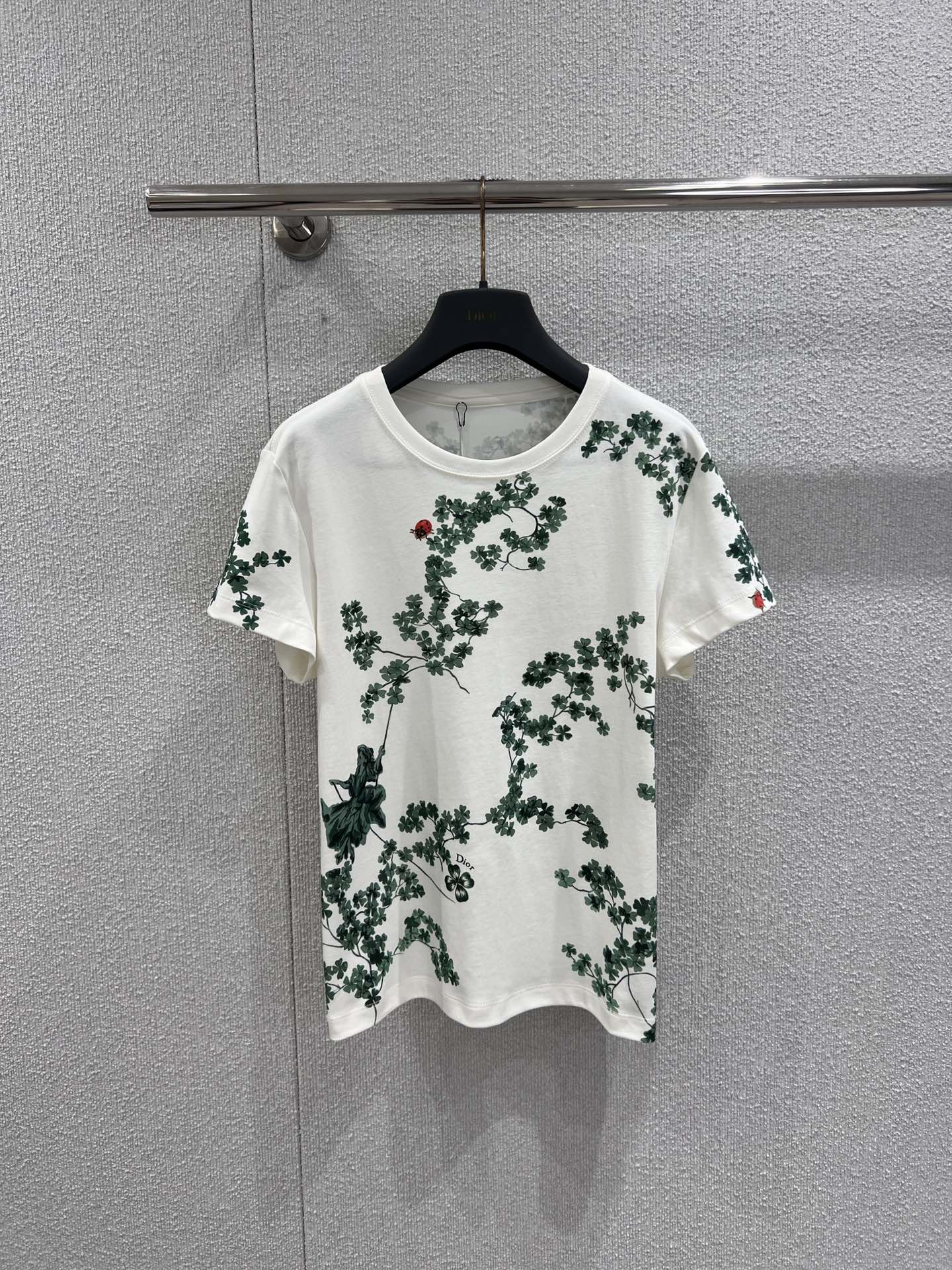 NO:697745,Support exchange Dio* 26Ss early spring series floral print round neck short-sleeved T-shirt丨Exclusive high-end version!  The four-leaf clover flower pattern is presented with a watercolor blooming process. Dark green branches and leaves and tender green flower clusters are intertwined to create a vibrant spring. The small details of the ladybug hide ingenuity, fully demonstrating the natural aesthetic expression of the haute couture workshop. Selected cotton fabrics, after special softening treatment, have both the breathability of cotton and the smoothness of silk, which are skin-friendly and not sweaty; the slim fit and micro-profile fit  The body shape is not tight, and the neat short-sleeved tailoring modifies the arm lines. Whether paired with denim pants or a skirt, it can inject an elegant and fresh French romantic style into the early spring look. Ready-made S/M/L real shot details, dior, skirts, T-shirt, tees, t-shirt,19860909支持换款 Dio* 26Ss早春系列 花卉印花圆领短袖T恤丨独家高版出品！将四叶草花卉图案以水彩晕染工艺呈现,墨绿枝叶与嫩绿花簇交织出盎然的春日生机,瓢虫小细节暗藏巧思,尽显高定工坊的自然美学表达.精选棉面料,经特殊柔化处理后兼具棉质的透气与丝质的顺滑,亲肤不闷汗；修身微廓的版型贴合身形却不紧绷,利落的短袖剪裁修饰手臂线条,无论是搭配丹宁裤还是半身裙,都能为早春造型注入优雅清新的法式浪漫格调.现货发售S/M/L实拍细节图,,dior,skirts,T-shirt,tees，t-shirt,,Women's clothing