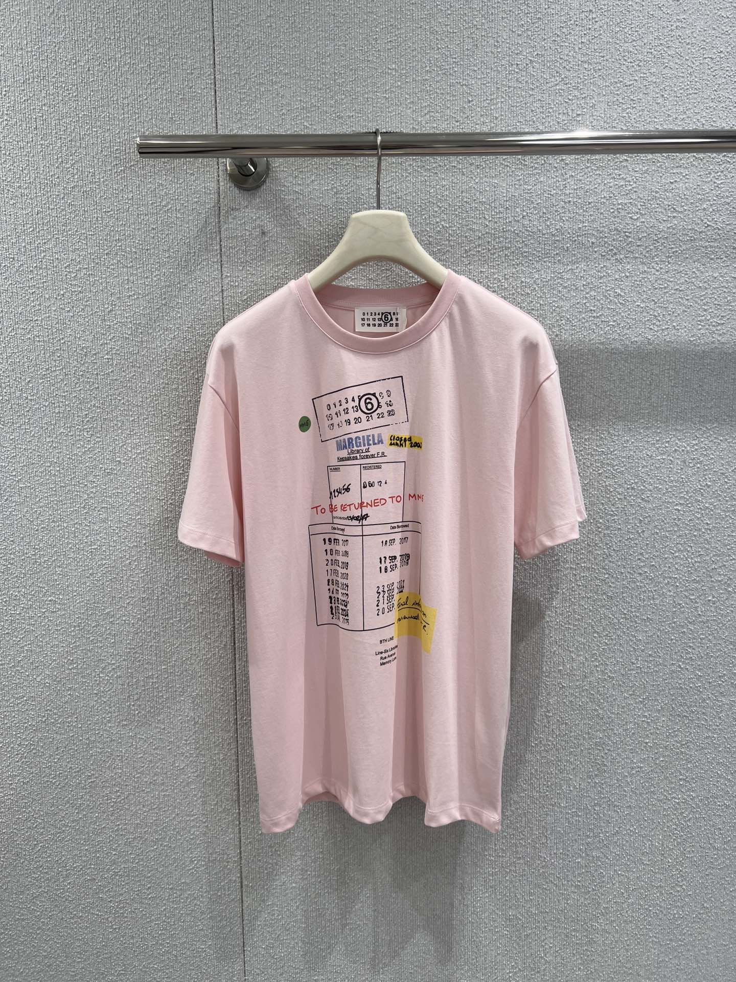 NO:697733,l Support exchange Maison Margi*la 26Ss early spring new graffiti printed round neck short-sleeved T-shirt丨Exclusive high-end version!  The iconic archival graffiti print is presented in the form of collage art. The collision of numbers, text and color blocks interweaves the avant-garde deconstructed aesthetics. Every printing detail reproduces Margiel's classic experimental design language. The high-count combed cotton fabric is selected and treated with an enzyme washing process to feel as soft as a cloud, breathable and not easy to change.  shape; the loose off-shoulder version continues the brand's genderless design concept, adapting to a variety of body shapes and styles. Whether worn alone or layered, it can inject a highly recognizable avant-garde luxury style into the early spring look. Ready-made S/M/L real shot details, T-shirt, tees, t-shirt,19860909l 支持换款 Maison Margi*la 26Ss早春新款 涂鸦印花圆领短袖T恤丨独家高版出品！标志性的档案式涂鸦印花以拼贴艺术形式呈现,数字、文字与色块的碰撞交织出先锋的解构美学,每一处印花细节都复刻了Margiel*经典的实验性设计语言.精选高支精梳棉面料,经酵素洗工艺处理后触感如云朵般软糯,透气且不易变形；宽松的落肩版型延续品牌的无性别设计理念,适配多元身形与穿搭风格,无论是单穿还是作为内搭叠穿,都能为早春造型注入极具辨识度的先锋奢潮格调.现货发售S/M/L实拍细节图,,T-shirt,tees，t-shirt,,Women's clothing