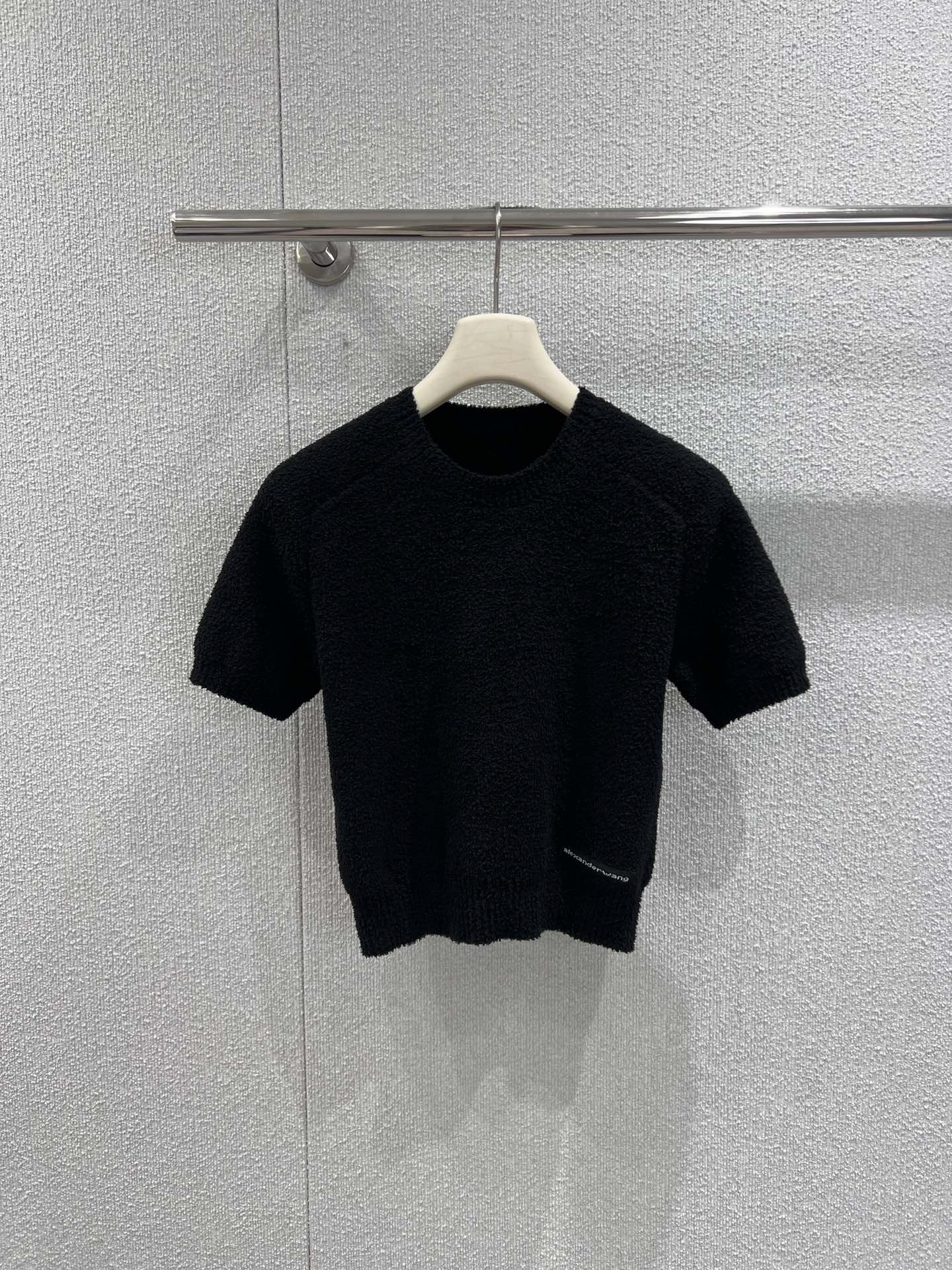 NO:697408,Support exchange 6 Alexander*r Wang 26SS early spring new style black knitted short-sleeved top丨Exclusive high-end version!  Weld the hot girl atmosphere to your body!  The plush knitted fabric with its own texture is soft to the touch and has a high-end matte texture. The pure black background color is matched with the brand logo webbing at the hem, which reveals the iconic AW coolness in a low-key manner. The short slim fit accurately outlines the waist and abdomen lines, elevating the waistline while showing off the body curve, and it is wide.  Leg jeans are for casual street girls, and when paired with a leather skirt, they can instantly turn into a sweet and cool party style. They can be worn alone in early spring or as an inner layer in autumn and winter. One piece unlocks all the hot girl outfit formulas ~ ready-made S/M/L real shot details, skirts, jeans, T-shirts,19860909支持换款6 Alexand*r Wang 26SS早春新款 黑色针织短袖上衣丨独家高版出品！把辣妹氛围感焊在身上！自带肌理感的毛绒针织面料,触感软糯又自带高级哑光质感,纯黑底色搭配下摆的品牌徽标织带,低调中透着标志性的AW酷飒.短款修身剪裁精准勾勒腰腹线条,拉高腰线的同时尽显身材曲线,搭阔腿牛仔裤是随性街头辣妹,配皮裙又能秒变甜酷派对风.早春单穿、秋冬内搭都能打,一件解锁所有辣妹穿搭公式～现货发售S/M/L实拍细节图,,skirts,jeans,T-shirt,,Women's clothing