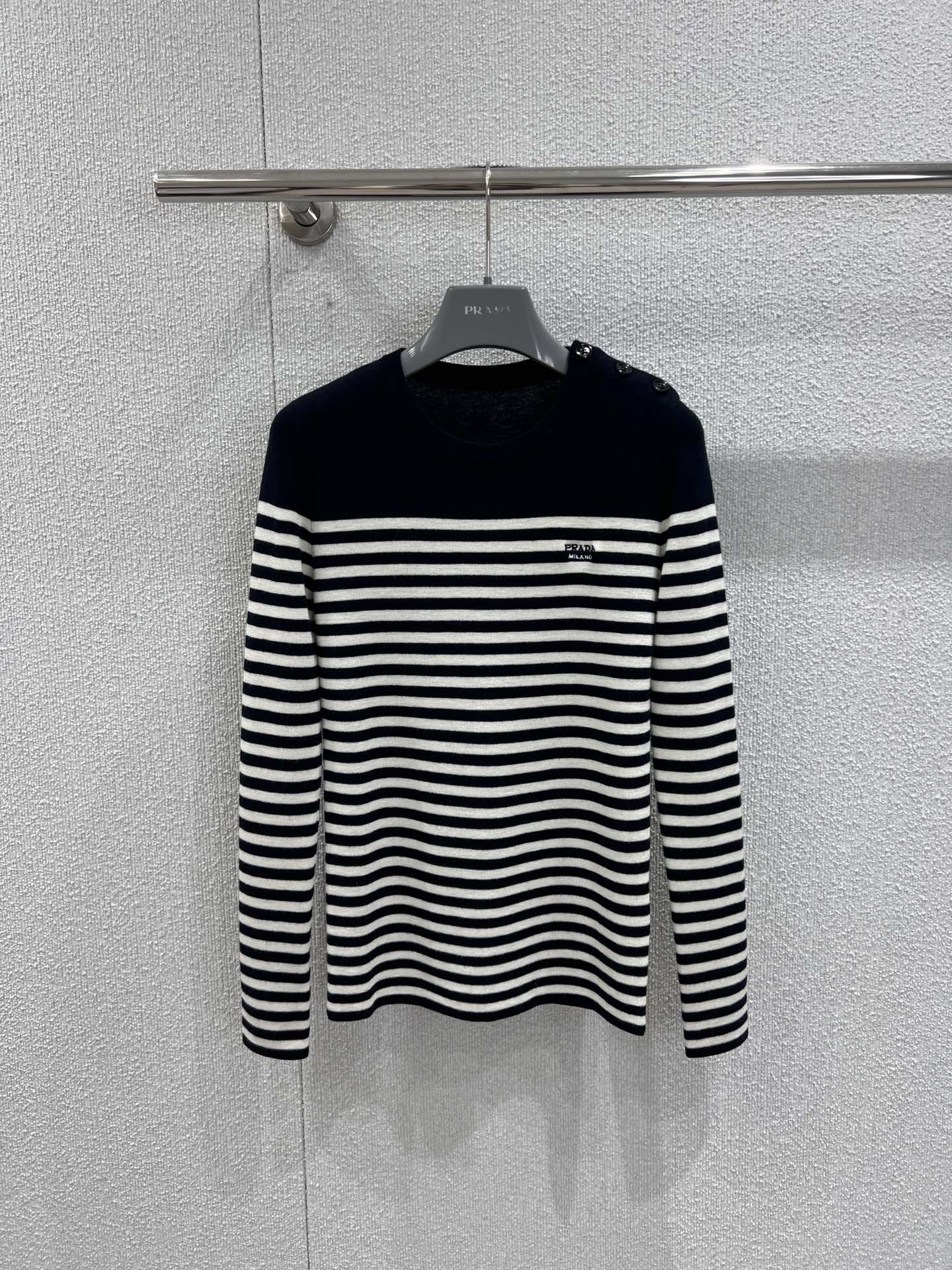NO:697426,Supports exchange Prad* 25fW new autumn and winter striped wool knitted sweater丨Exclusively developed by yb!  Top quality production!  The design of navy blue and black and white stripes brings French laziness, and combines the minimalist luxury of the P family. The selected wool fabric is soft and skin-friendly, and there is no sense of restraint when worn close to the body. The slim tailoring perfectly outlines the body shape, and the short version can also raise the waistline. Paired with jeans, it is a casual street style, and paired with a skirt, it can be transformed instantly.  Elegant young lady. The low-key brand logo on the body of the clothes hides the details, giving the basic striped shirt a recognizable luxury brand soul. It can be worn inside or outside in autumn and winter~ Ready stock S/M/L real shot details, prada, skirts, jeans, sweaters,19860909支持换款 Prad* 25fW秋冬新款 条纹羊毛针织毛衣丨独家yb开发！顶级高版出品！藏青拼黑白条纹的设计自带法式慵懒,又糅合了P家的极简奢感,精选羊毛面料软糯亲肤,贴身穿也毫无束缚感.修身剪裁恰到好处地勾勒身形,短款版型还能拉高腰线,搭配牛仔裤是随性街头风,配半身裙又能秒变优雅大小姐.衣身低调的品牌标识暗藏细节,让基础款条纹衫也拥有了辨识度拉满的奢牌灵魂,秋冬内搭外穿都能搭～现货发售S/M/L实拍细节图,,prada,skirts,jeans,sweaters,,Women's clothing