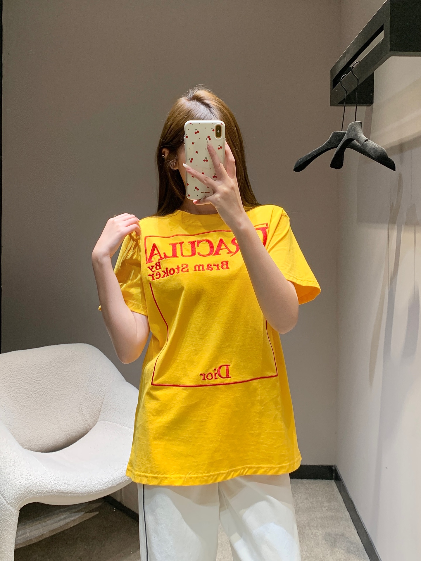 NO:697732,Dio* 26Ss early spring new Dracula themed embroidered round neck short-sleeved T-shirt | Exclusive high-end version!  Using bright lemon yellow as the base, the text elements of the classic literature 'Dracula' are presented with three-dimensional embroidery technology. The red embroidery thread and the bright yellow fabric collide to create a strong visual tension. The logo is low-key embellished under the embroidery frame, condensing the exquisite details of haute couture craftsmanship. High-count pure cotton fabrics are selected, after special washing treatment, they feel soft and skin-friendly, and are suitable for loose oversize fits.  The diverse body shapes and dropped shoulder design add to the lazy and casual atmosphere of early spring. As a cross-border work of early spring art, this T-shirt is not only an eye-catching item for daily wear, but also a unique choice for luxury collection, easily balancing high-luxury style with street casualness. Ready for sale S/M/L, dior, versace, T-shirt, tees, t-shirt,19860909Dio* 26Ss早春新款 德古拉主题刺绣圆领短袖T恤丨独家高版出品！以明艳的柠檬黄为基底,将经典文学《德古拉》的文字元素以立体刺绣工艺呈现,红绣线与明黄面料碰撞出强烈视觉张力,标识低调缀于刺绣边框下方,凝练高定工艺的精致细节.精选高支数纯棉面料,经特殊水洗处理后触感软糯亲肤,宽松的Oversize版型适配多元身形,落肩设计更添慵懒随性的早春氛围.作为早春艺术跨界之作,这件T恤既是日常穿搭的吸睛单品,亦是奢潮收藏的别致选择,轻松平衡高奢格调与街头休闲感.现货发售S/M/L,,dior,versace,T-shirt,tees，t-shirt,,Women's clothing