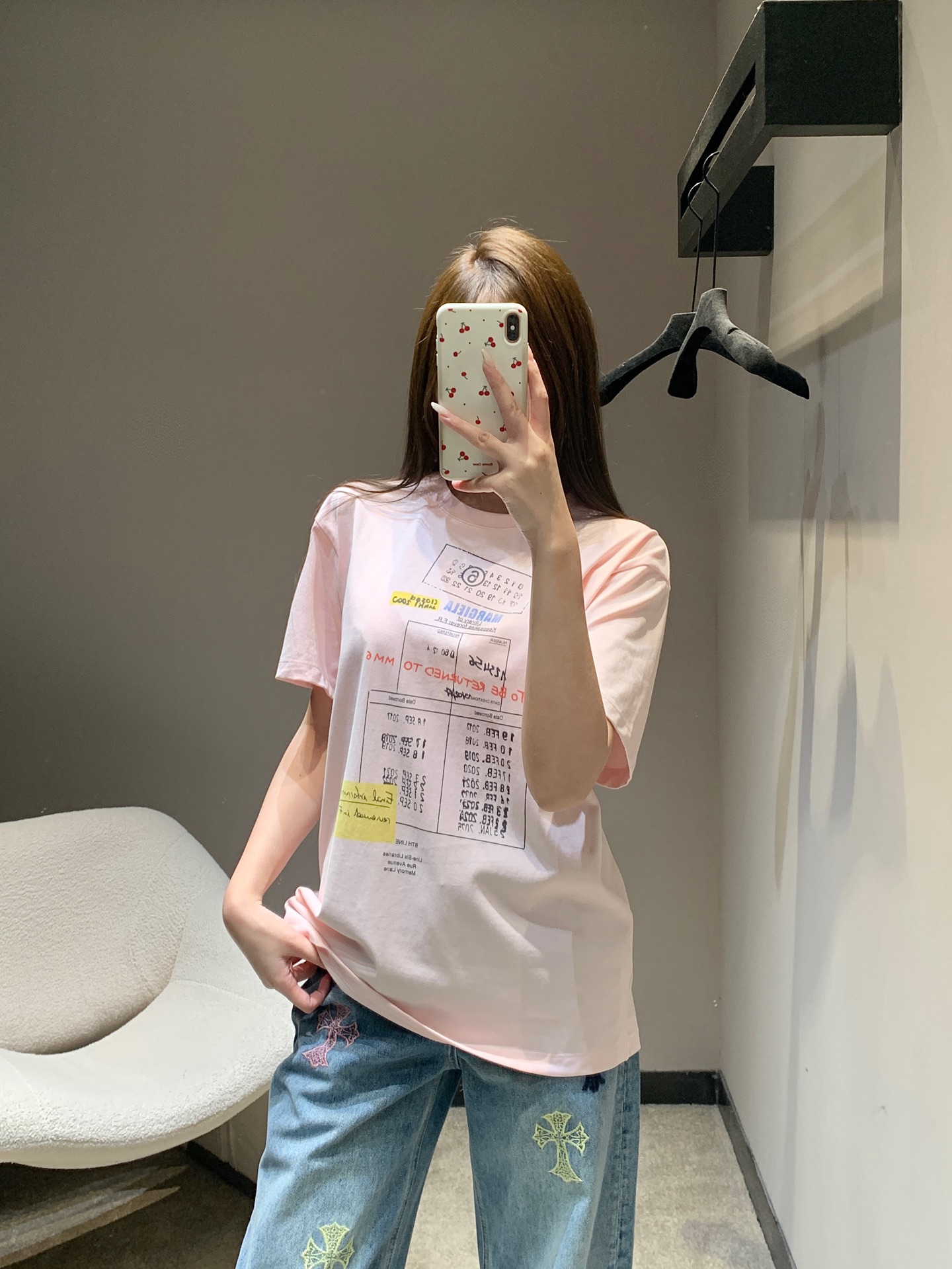 NO:697737,Maison Margi*la 26Ss new early spring graffiti printed round neck short-sleeved T-shirt | Exclusive high-end version!  The iconic archival graffiti print is presented in the form of collage art. The collision of numbers, text and color blocks interweaves the avant-garde deconstructed aesthetics. Every printing detail reproduces Margiel's classic experimental design language. The high-count combed cotton fabric is selected and treated with enzyme washing technology to feel as soft and waxy as clouds, breathable and  It is not easy to deform; the loose off-shoulder version continues the brand's genderless design concept and is suitable for a variety of body shapes and styles. Whether worn alone or layered as an inner layer, it can inject a highly recognizable avant-garde luxury style into the early spring look. Available in stock, S/M/L, T-shirt, tees, t-shirt,19860909Maison Margi*la 26Ss早春新款 涂鸦印花圆领短袖T恤丨独家高版出品！标志性的档案式涂鸦印花以拼贴艺术形式呈现,数字、文字与色块的碰撞交织出先锋的解构美学,每一处印花细节都复刻了Margiel*经典的实验性设计语言.精选高支精梳棉面料,经酵素洗工艺处理后触感如云朵般软糯,透气且不易变形；宽松的落肩版型延续品牌的无性别设计理念,适配多元身形与穿搭风格,无论是单穿还是作为内搭叠穿,都能为早春造型注入极具辨识度的先锋奢潮格调.现货发售S/M/L,,T-shirt,tees，t-shirt,,Women's clothing