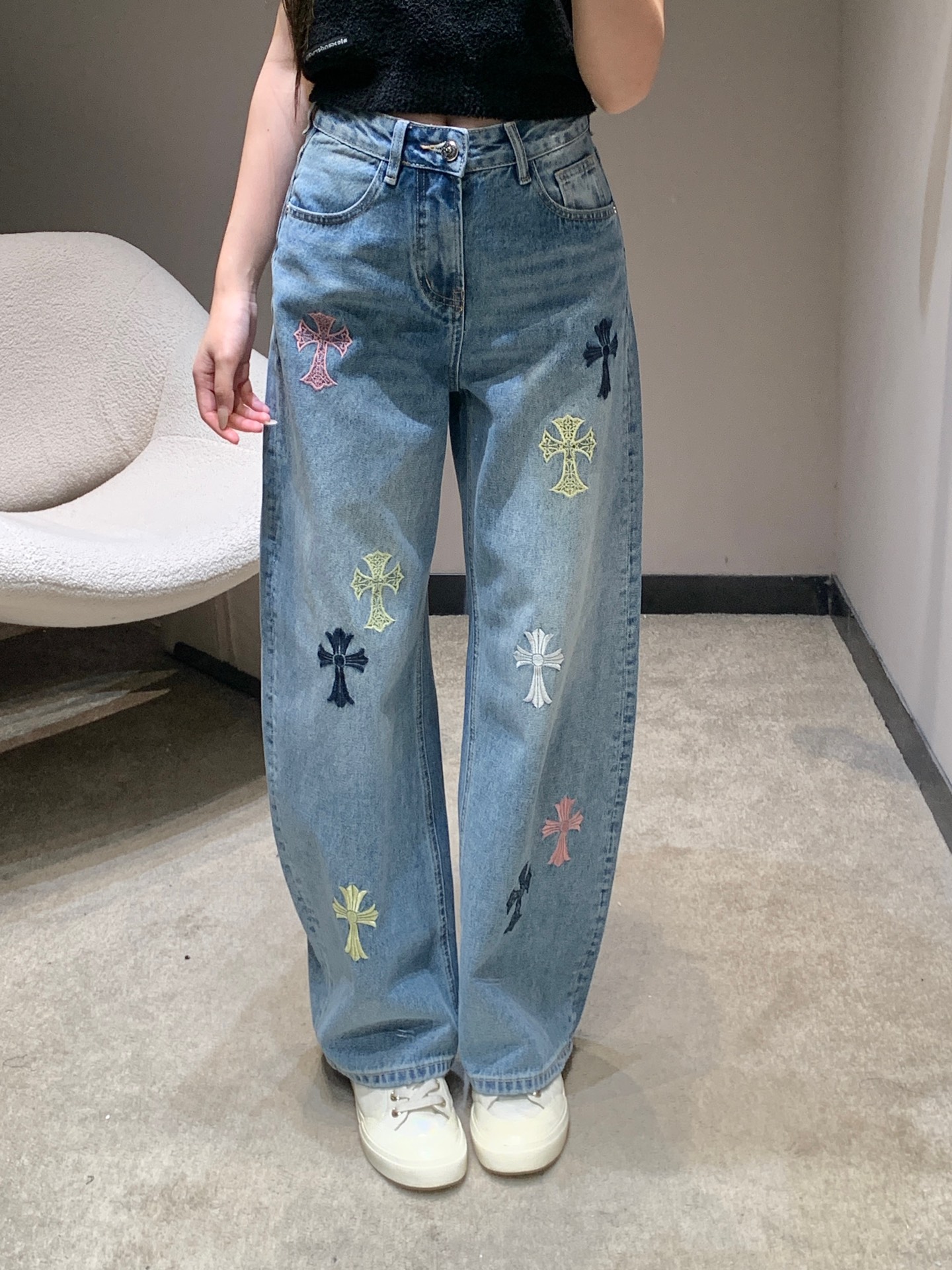 NO:697725,Chorme heart* 26Ss early spring new style cross embroidered denim trousers丨Exclusive high-end version!  Based on vintage washed denim, with the brand's iconic cross embroidery elements, the high-street wide-leg version adapts to a variety of body shapes. The naturally drooping trouser legs modify the leg shape and add a casual tone; the selected heavy-weight denim fabrics are pre-washed and treated with a soft but not collapsed texture that takes into account both comfort and stiffness. Pair it with a short sweater or leather jacket in early spring to easily create a style expression that combines luxury and street style. Available now S/M/L,,jackets  & coats,19860909Chorme heart* 26Ss早春新款 十字架刺绣牛仔长裤丨独家高版出品！以复古水洗丹宁为基底,揉入品牌标志性的十字架刺绣元素,高街阔腿版型适配多元身形,自然垂坠的裤管修饰腿型之余,更添随性腔调；精选重磅牛仔面料经预洗水工艺处理,软而不塌的质感兼顾舒适度与挺括度,早春搭配短款针织衫或皮革外套,轻松打造兼具奢华感与街头风的造型表达.现货发售S/M/L,,jackets & coats,,Women's clothing