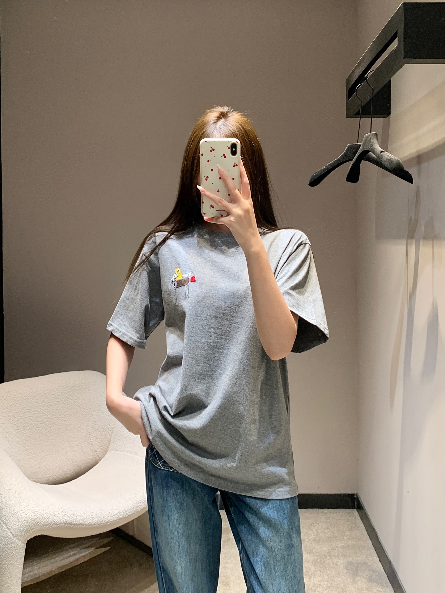 NO:697742,Dio* 26Ss early spring new style pony embroidered gray round neck short-sleeved T-shirt丨Exclusive high-end version!  The heather gray tone is high-end and versatile, the pony embroidery on the chest is super cute and exquisite, and the contrasting embroidery threads add a full sense of detail ~ The double-strand pure cotton fabric is soft and comfortable, and the oversize version hides flesh and makes you look slimmer. It is very stylish for both men and women. It looks great with jeans and sweatpants in early spring. This is the natural T-shirt for luxury girls/boys in early spring!  Available in stock S/M/L,,dior,versace,jeans,T-shirt,tees,t-shirt,19860909Dio* 26Ss早春新款 小马刺绣灰色圆领短袖T恤丨独家高版出品！麻灰色调高级又百搭,胸口小马刺绣超萌超精致,撞色绣线让细节感拉满～双股纯棉面料软乎乎的巨舒服,Oversize版型藏肉又显瘦,男女穿都超有范儿,早春搭牛仔裤、运动裤都贼好看,奢潮女孩/男孩的早春本命T恤就是它！现货发售S/M/L,,dior,versace,jeans,T-shirt,tees，t-shirt,,Women's clothing