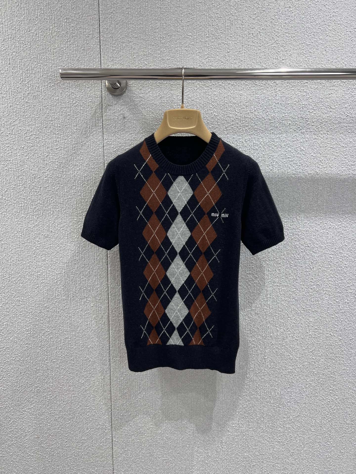 NO:697770,Support exchange Mium* 25Fw early autumn new style micro-label rhombus knitted short-sleeved top丨exclusively developed by yb!  High quality production!  Made of cashmere fabric, it feels soft and waxy, has good wrinkle resistance and breathability, and the upper body is three-dimensional and wide!  Simple matching for daily use, easy to wear fashionable style, full of gentle temperament ~ different from the market, look at pictures and draw ~ welcome to compare!  Get high quality with confidence!  Ready sale S/M/L real shot details,,miumiu,T-shirt,19860909支持换款 Mium* 25Fw早秋新款 微标菱形针织短袖上衣丨独家yb开发！高版出品！采用山羊绒面料,手感软糯,有良好的抗皱性与透气性～上身立体挺阔！日常简单搭配,轻松穿出时尚的风格,尽显温柔气质~区别市面看图作画~欢迎对比！高品质放心入手！现货发售S/M/L实拍细节图,,miumiu,T-shirt,,Women's clothing