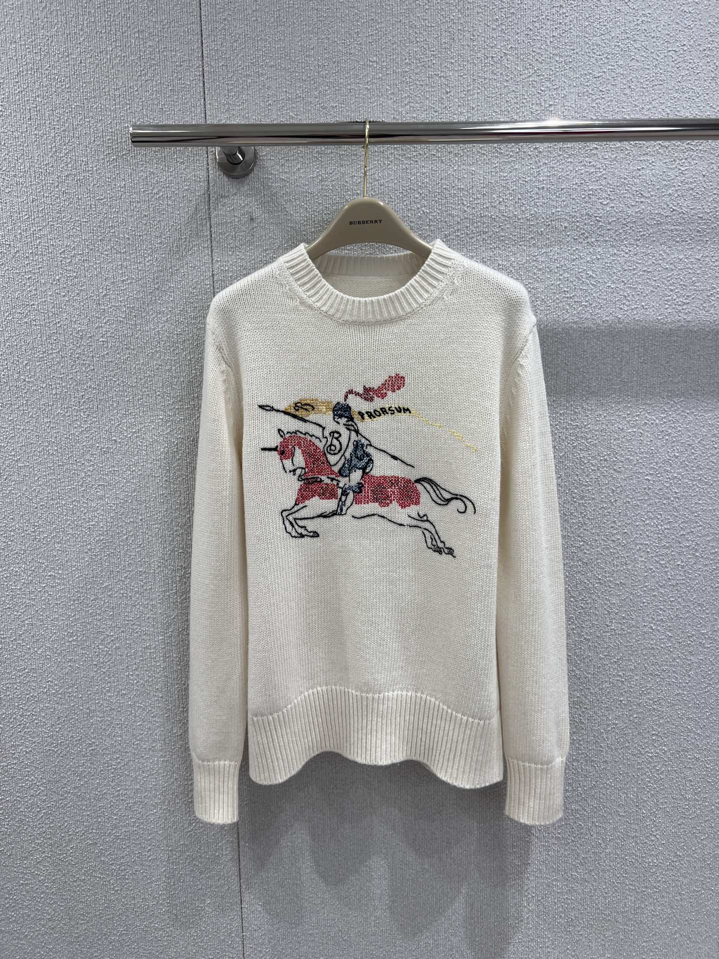 NO:697765,Supports exchange Burberr* 26Ss early spring new style New Year's limited edition equestrian knight logo embroidered knitted sweater丨Exclusively developed by yb!  Top quality production!  Selected ultra-fine merino wool blended knitted fabric, with off-white soft yarn and red velvet to set the tone. The delicate rib texture is intertwined to create a cloud-like skin-friendly touch. The half-high collar is tailored to fit the neck line. The drop-shoulder sleeve style blends laziness and British modernity.  Whether it is layered with shirts to create a college-style layering, or worn alone to create a minimalist and luxurious feel, it can be adapted to a variety of dressing scenarios. Ready-made S/M/L real-shot detailed pictures, burberry, sweaters, shirts,19860909支持换款 Burberr* 26Ss早春新款 新年限定马术骑士徽标刺绣针织毛衣丨独家yb开发！顶级高版出品！甄选超细美利奴羊毛混纺针织面料,米白柔纱与正红绒线双款定调,细腻罗纹肌理交织出云朵般的亲肤触感,半高领剪裁贴合颈部线条,落肩袖型糅合慵懒随性与英伦摩登,无论是叠搭衬衫打造学院风层次,还是单穿诠释极简奢感,皆能适配多元穿搭场景.现货发售S/M/L实拍细节图,,burberry,sweaters,shirts,,Women's clothing