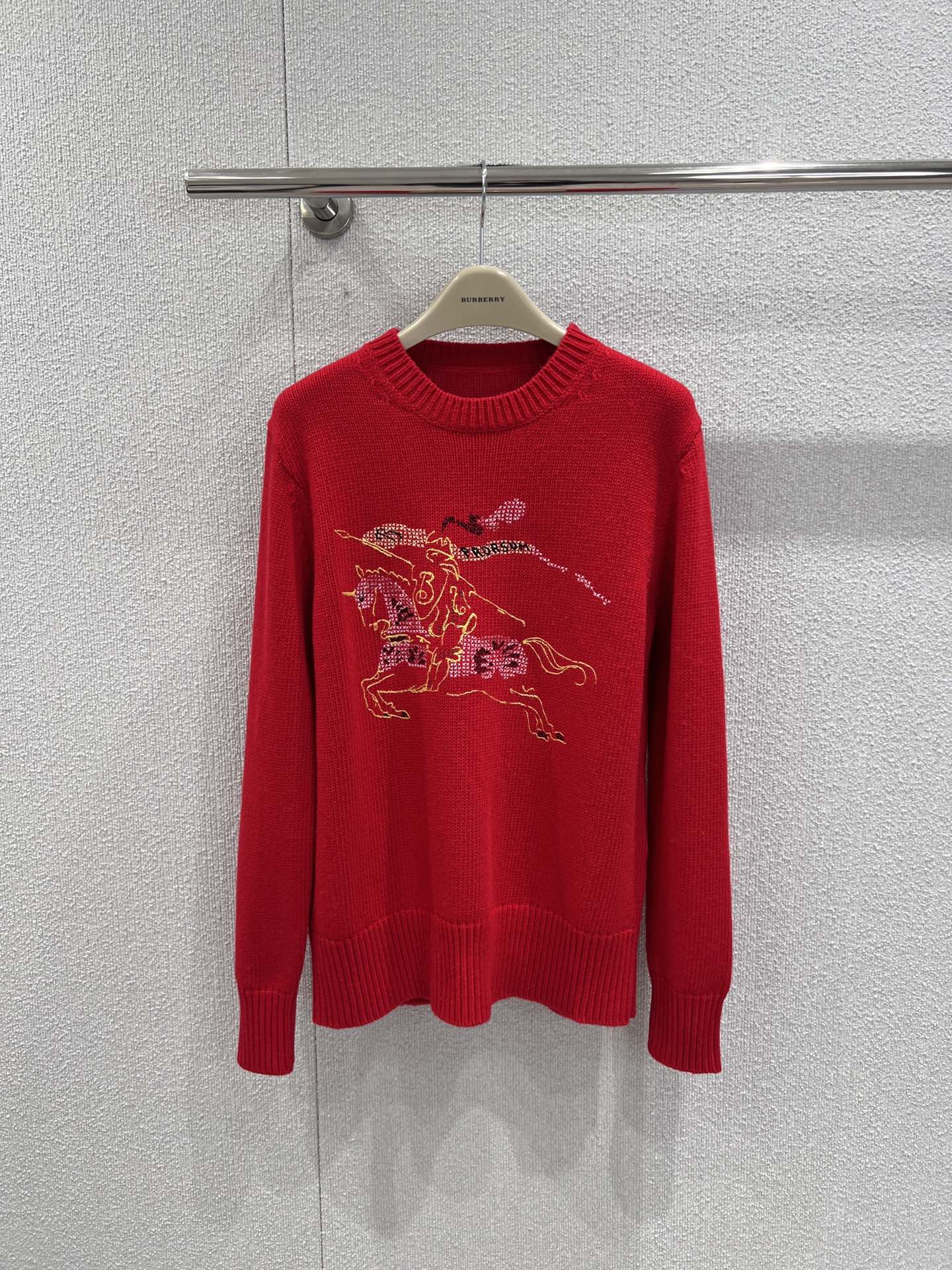 NO:697760,Supports exchange Burberr* 26Ss early spring new style New Year's limited edition equestrian knight logo embroidered knitted sweater丨Exclusively developed by yb!  Top quality production!  Selected ultra-fine merino wool blended knitted fabric, with off-white soft yarn and red velvet to set the tone. The delicate rib texture is intertwined to create a cloud-like skin-friendly touch. The half-high collar is tailored to fit the neck line. The drop-shoulder sleeve style blends laziness and British modernity.  Whether it is layered with shirts to create a college-style layering, or worn alone to create a minimalist and luxurious feel, it can be adapted to a variety of dressing scenarios. Ready-made S/M/L real-shot detailed pictures, burberry, sweaters, shirts,19860909支持换款 Burberr* 26Ss早春新款 新年限定马术骑士徽标刺绣针织毛衣丨独家yb开发！顶级高版出品！甄选超细美利奴羊毛混纺针织面料,米白柔纱与正红绒线双款定调,细腻罗纹肌理交织出云朵般的亲肤触感,半高领剪裁贴合颈部线条,落肩袖型糅合慵懒随性与英伦摩登,无论是叠搭衬衫打造学院风层次,还是单穿诠释极简奢感,皆能适配多元穿搭场景.现货发售S/M/L实拍细节图,,burberry,sweaters,shirts,,Women's clothing