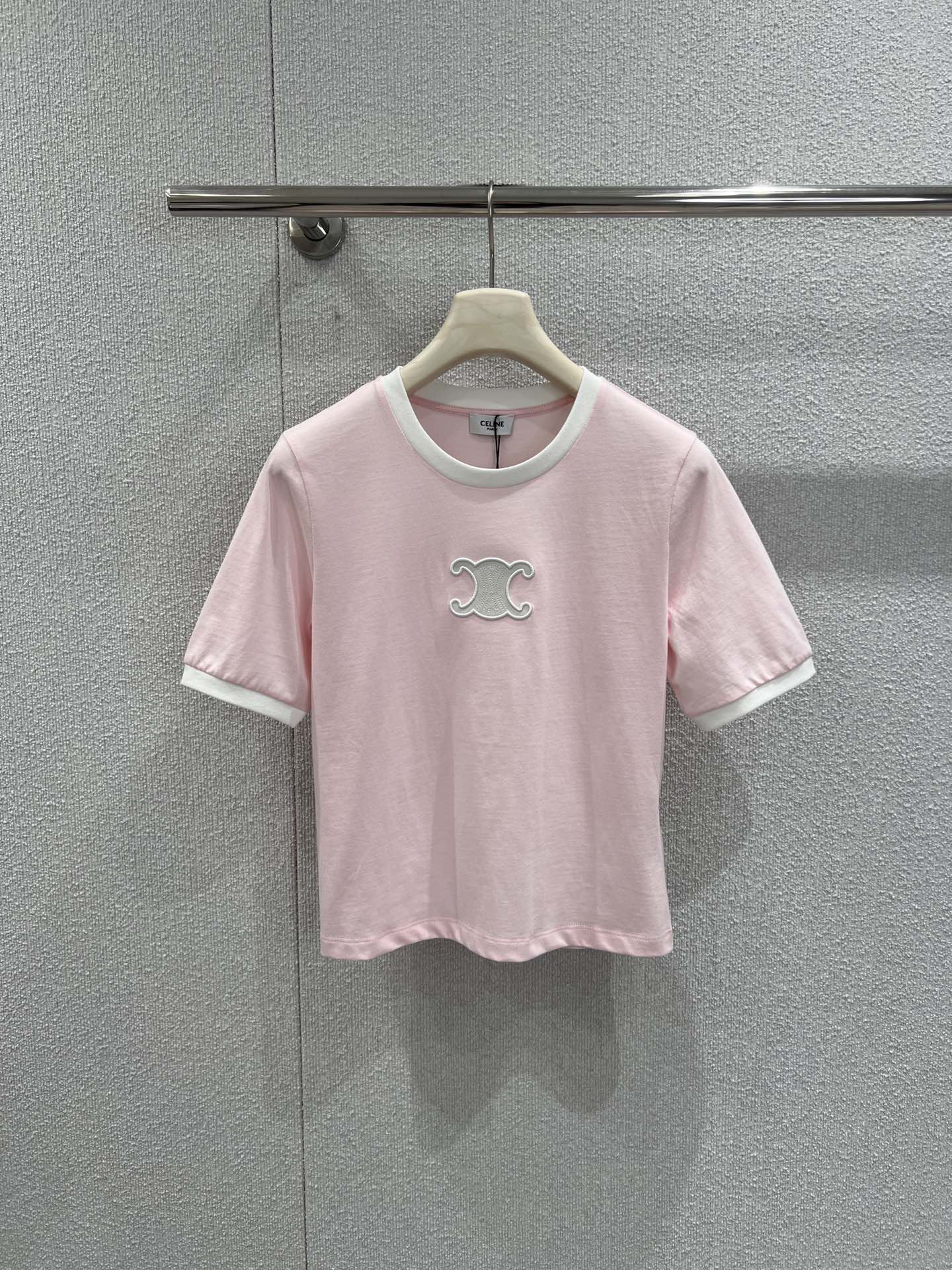 NO:697771,Supports exchange Celin* 26Ss early spring new Arc de Triomphe leather logo embroidered round neck short-sleeved T-shirt丨Exclusive high-end version!  Selected high-count combed cotton, soft and skin-friendly, iconic Arc de Triomphe leather logo + three-dimensional embroidery dual craftsmanship, classic round neck short-sleeved design, minimalist silhouette interpreting French light luxury aesthetics; slim-fit micro-profile fit the body shape without being tight, short tailoring optimizes body proportions, neat short sleeves modify arm lines, suitable for a variety of body shapes; ready-made S/M/L real shot details, celine, T-shirt, tees, t-shirt,19860909支持换款 Celin* 26Ss早春新款 凯旋门皮标Logo绣花圆领短袖T恤丨独家高版出品！精选高支精梳棉,触感软糯亲肤,标志性凯旋门皮标+立体绣花双重工艺,经典圆领短袖设计,极简廓形诠释法式轻奢美学；修身微廓版型贴合身形不紧绷,短款剪裁优化身材比例,利落短袖修饰手臂线条,适配多种身形；现货发售S/M/L实拍细节图,,celine,T-shirt,tees，t-shirt,,Women's clothing