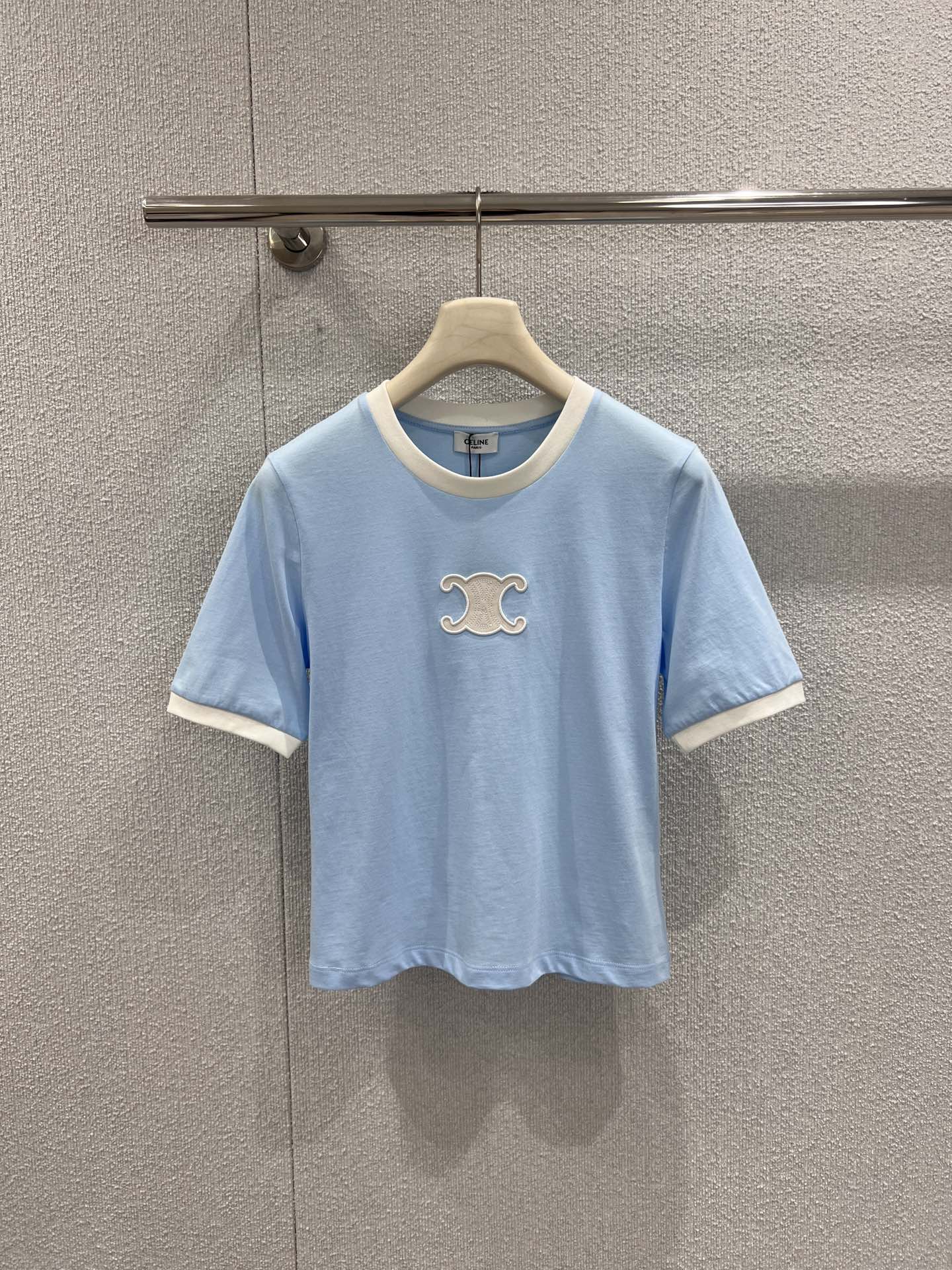 NO:697773,Supports exchange Celin* 26Ss early spring new Arc de Triomphe leather logo embroidered round neck short-sleeved T-shirt丨Exclusive high-end version!  Selected high-count combed cotton, soft and skin-friendly, iconic Arc de Triomphe leather logo + three-dimensional embroidery dual craftsmanship, classic round neck short-sleeved design, minimalist silhouette interpreting French light luxury aesthetics; slim-fit micro-profile fit the body shape without being tight, short tailoring optimizes body proportions, neat short sleeves modify arm lines, suitable for a variety of body shapes; ready-made S/M/L real shot details, celine, T-shirt, tees, t-shirt,19860909支持换款 Celin* 26Ss早春新款 凯旋门皮标Logo绣花圆领短袖T恤丨独家高版出品！精选高支精梳棉,触感软糯亲肤,标志性凯旋门皮标+立体绣花双重工艺,经典圆领短袖设计,极简廓形诠释法式轻奢美学；修身微廓版型贴合身形不紧绷,短款剪裁优化身材比例,利落短袖修饰手臂线条,适配多种身形；现货发售S/M/L实拍细节图,,celine,T-shirt,tees，t-shirt,,Women's clothing