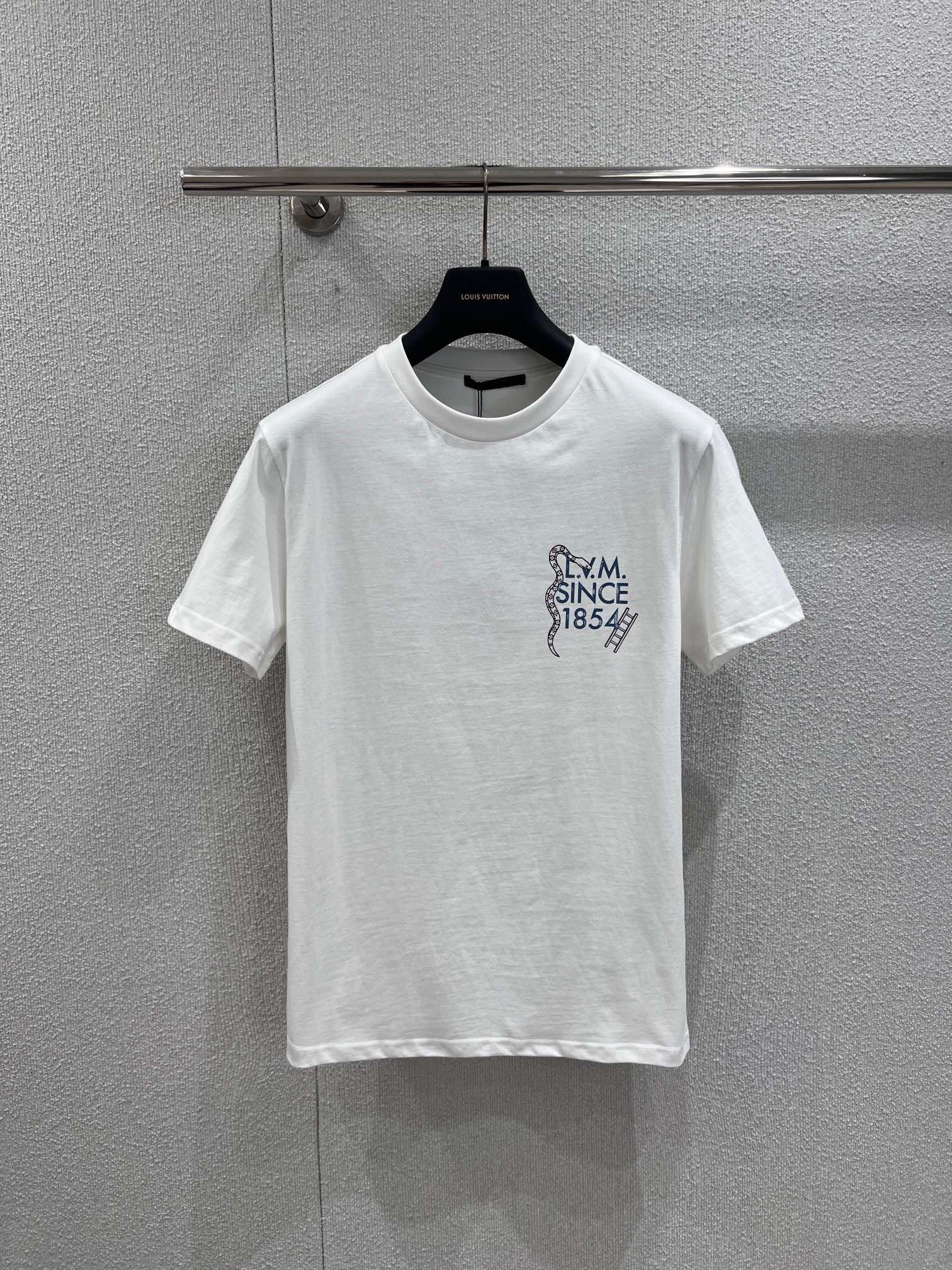 NO:709979,Support exchange Louis V*itton 26SS early spring new style ironic snakes and ladders chest printed short-sleeved T-shirt丨Exclusive high-end version!  Customized combed cotton fabric, combined with unique printing technology, ensures that the pattern remains bright and colorful after many washes. The minimalist snakes and ladders print on the chest hides ingenuity, and the large-area checkerboard pattern on the back is the visual core, unlocking the fashion voice unique to high-end players. Ready-made S/M/L real shot details, louis vuitton, T-shirt, tees, t-shirt,19860909支持换款 Louis V*itton 26SS早春新款 讽刺蛇梯胸前印花短袖T恤丨独家高版出品！定制精梳棉面料,结合独有的印花工艺,确保图案历经多次洗涤仍色彩鲜亮.胸前极简蛇梯印花暗藏巧思,后背大面积棋盘图案则是视觉核心,解锁独属于高阶玩家的时尚话语权.现货发售S/M/L实拍细节图,,louis vuitton,T-shirt,tees，t-shirt,,Women's clothing