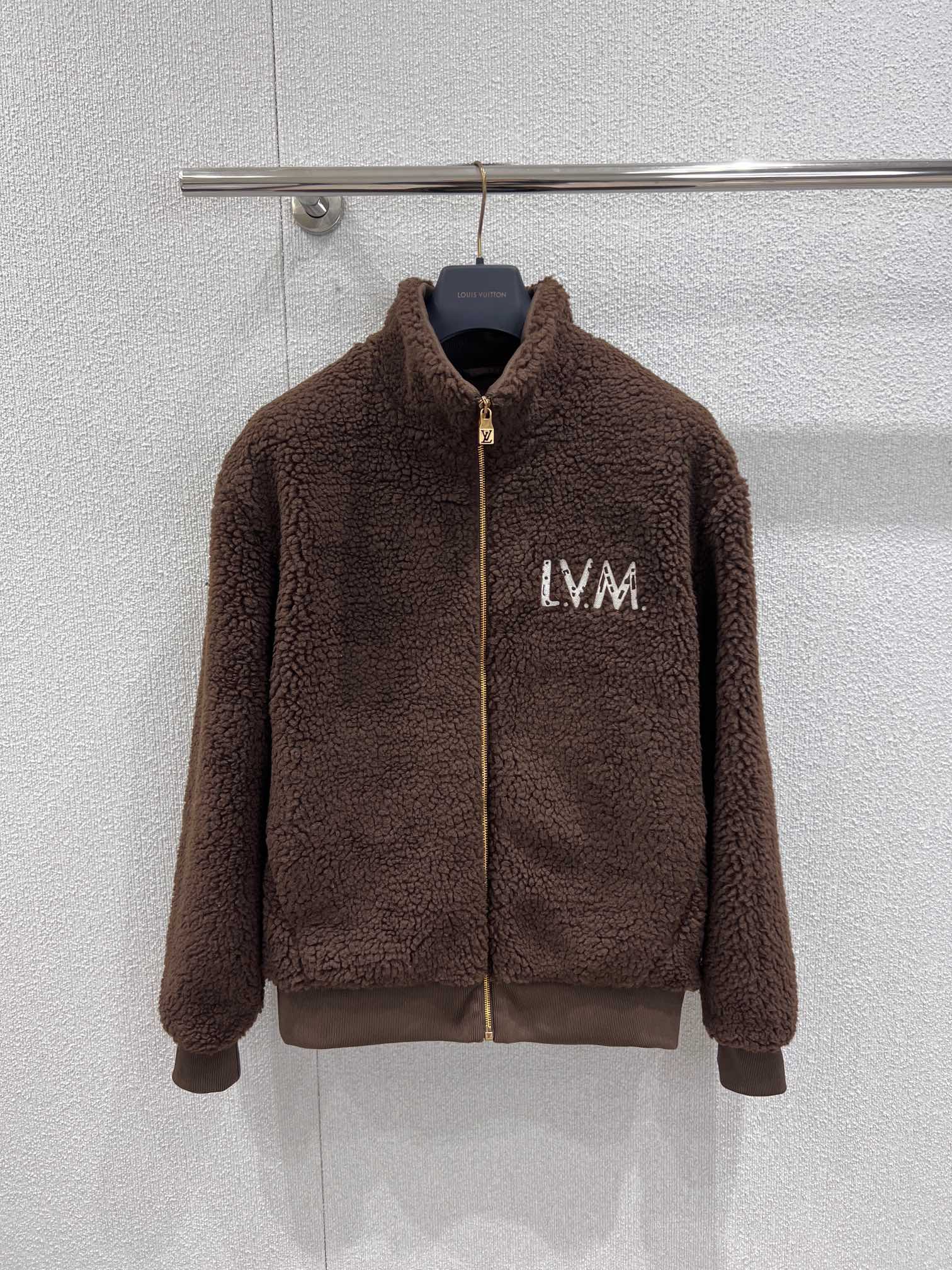 NO:697768,Supports exchange Louis Vuitt*n 25Fw new autumn and winter letter pattern coffee brown Teddy zipper jacket丨Exclusive high-end version!  Customized high-weight teddy velvet fabric is selected. The golden ratio of blended wool and polyester fiber gives the fabric a cloud-like soft and waxy feel. It also has the practical features of constant temperature insulation, anti-wrinkle and easy care. The letter flocking embroidery on the front of the body is low-key and restrained, and the brand's historical code and slogan letter matrix are staggered on the back to interpret the brand's century-old heritage with deconstructive design; the metal zipper puller is engraved with Monogram.  The classic pattern, contrasting tailoring of the ribbed stand-up collar and cuffs weaken the heavy feeling of teddy velvet, and the oversized genderless version adapts to a variety of body shapes, showing the ultimate pursuit of craftsmanship and design. Whether worn alone to create a modern street look, or layered with a coat as an inner layer, it can inject a French style that is both luxurious and comfortable in autumn and winter. Ready-made S/M/L real shot details, Louis  vuitton,versace,jackets & coats,jackets & coats,gold,19860909支持换款 Louis Vuitt*n 25Fw秋冬新款 字母图案咖啡棕泰迪拉链夹克外套丨独家高版出品！甄选定制高克重泰迪绒面料,混纺羊毛与聚酯纤维的黄金配比赋予面料云朵般软糯的触感,同时兼具恒温保暖与抗皱易打理的实用特性.衣身正面的字母植绒刺绣低调内敛,后背错落排布的品牌历史编码与标语字母矩阵,以解构主义设计诠释品牌百年传承；金属拉链头镌刻Monogram经典花纹,罗纹立领与袖口的撞色剪裁弱化泰迪绒厚重感,oversized无性别版型适配多元身形,尽显对工艺与设计的极致追求.无论是单穿打造街头摩登造型,还是叠搭大衣作为内搭,都能为秋冬穿搭注入兼具奢雅与舒适的法式格调.现货发售S/M/L实拍细节图,,louis vuitton,versace,jackets & coats,jackets & coats,gold,,Women's clothing