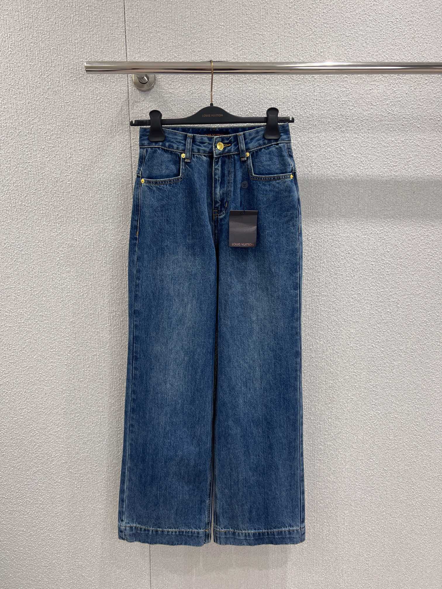 NO:708213,Support exchange Louis Vuitt*n 26SS early spring new style pocket contrast color splicing jeans丨Exclusive high-end version!  Italian heavy-weight denim fabrics are selected and stone-washed to create a natural retro distressed blue tone. The high-waisted and wide-leg gold tailoring subtly modifies the body shape, elongating the leg lines while giving a sense of unrestrained relaxation for daily wear. The contrasting splicing design at the back pocket is the finishing touch, and the Monogram element is the soul, blending the rough texture of denim with the exquisiteness of high-definition craftsmanship. Ready-made S/M/L real shot details, louis  vuitton,jeans,gold,19860909支持换款 Louis Vuitt*n 26SS早春新款 口袋撞色拼接牛仔裤丨独家高版出品！甄选意大利重磅丹宁面料,经石洗工艺打磨出自然的复古做旧蓝调,高腰阔腿的黄金剪裁巧妙修饰身形,拉长腿部线条的同时,赋予日常穿搭无拘无束的松弛感.后袋处的撞色拼接设计堪称点睛之笔,Monogram元素为灵魂,在丹宁的粗粝质感中揉入高定工艺的精致.现货发售S/M/L实拍细节图,,louis vuitton,jeans,gold,,Women's clothing