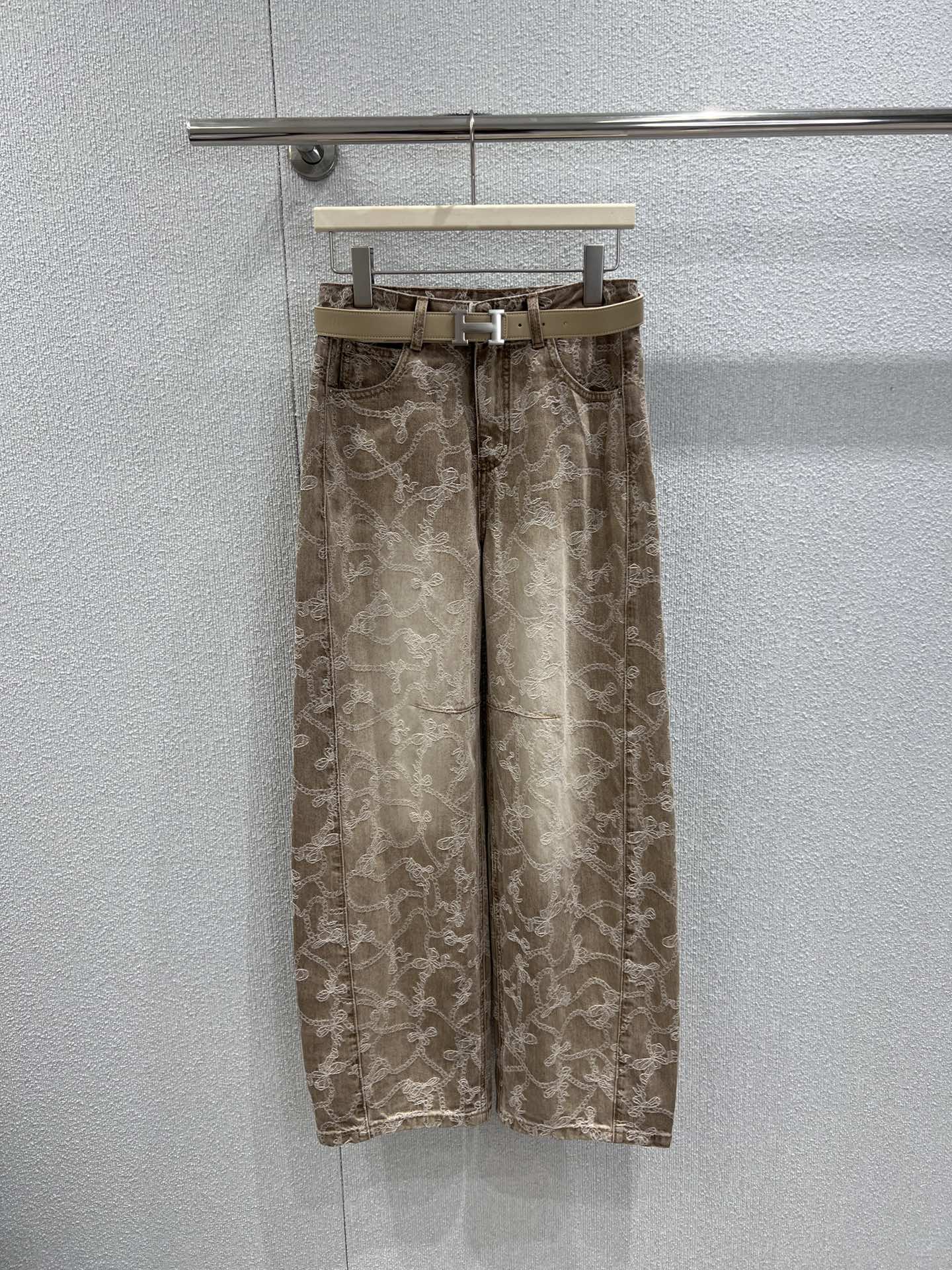 NO:708216,Support exchange, designer style 26SS early spring new style, retro brown tone jacquard pattern washed jeans丨Exclusive high-end version!  Heavy-weight Xinjiang long-staple cotton denim is selected and polished through multiple stone washing and enzyme washing processes to present a rich layered distressed brown texture. It is soft to the touch but still has the firmness of the tannins. It can still maintain a neat silhouette after long-term wear. It breaks the monotonous vision of traditional denim; the high-waisted and wide-legged gold tailoring subtly modifies the waist and hip lines.  While elongating the proportions of the legs, it gives the outfit a relaxed and modern tone. Paired with a custom-made leather belt of the same color, the cold and hard texture of the metal buckle collides with the softness and elegance of the jacquard denim, and the details demonstrate the designer's ultimate pursuit of texture. Real-shot details of S/M/L ready for sale,,jeans,gold,19860909支持换款 设计师款 26SS早春新款 复古棕调提花纹水洗牛仔裤丨独家高版出品！甄选重磅新疆长绒棉丹宁布,经多道石洗与酵素洗水工艺打磨,呈现出层次丰富的做旧棕调肌理,触感柔软却不失丹宁的挺括筋骨,久穿仍能保持利落廓形.打破传统丹宁的单调视觉；高腰阔腿的黄金剪裁巧妙修饰腰臀线条,拉长腿部比例的同时,赋予穿搭松弛的摩登腔调.搭配同色系定制皮质腰带,金属扣头的冷硬质感与提花丹宁的柔雅形成碰撞,细节处彰显设计师对质感的极致追求.现货发售S/M/L实拍细节图,,jeans,gold,,Women's clothing