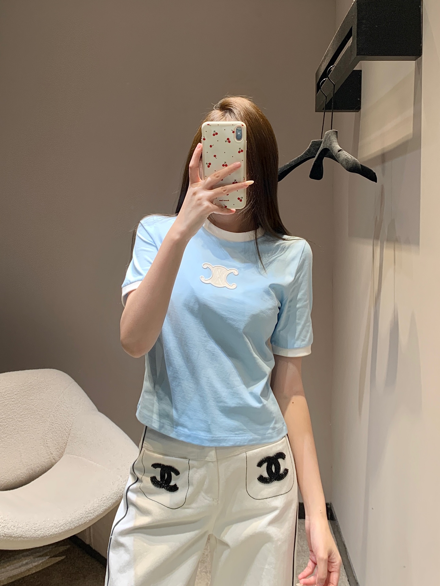 NO:697774,Celin* 26Ss early spring new Arc de Triomphe leather logo embroidered round neck short-sleeved T-shirt | Exclusive high-end version!  Selected high-count combed cotton, soft and skin-friendly, iconic Arc de Triomphe leather label + three-dimensional embroidery dual craftsmanship, classic round neck short-sleeved design, minimalist silhouette interpreting French light luxury aesthetics; slim-fit micro-profile fit the body shape without being tight, short tailoring optimizes body proportions, neat short sleeves modify arm lines, suitable for a variety of body shapes; ready for sale S/M/L,,celine,T-shirt,tees,t-shirt,19860909Celin* 26Ss早春新款 凯旋门皮标Logo绣花圆领短袖T恤丨独家高版出品！精选高支精梳棉,触感软糯亲肤,标志性凯旋门皮标+立体绣花双重工艺,经典圆领短袖设计,极简廓形诠释法式轻奢美学；修身微廓版型贴合身形不紧绷,短款剪裁优化身材比例,利落短袖修饰手臂线条,适配多种身形；现货发售S/M/L,,celine,T-shirt,tees，t-shirt,,Women's clothing