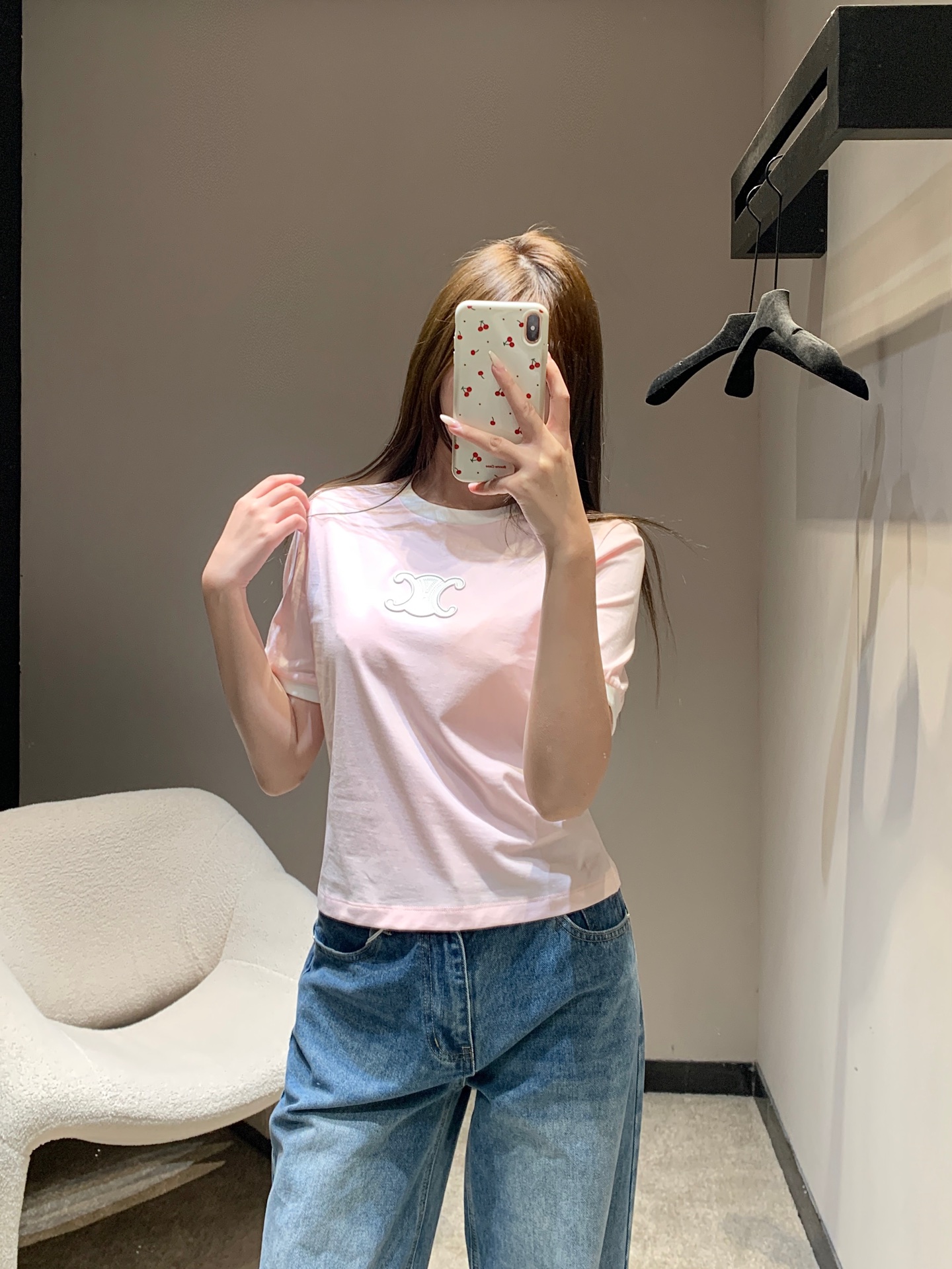 NO:697772,Celin* 26Ss early spring new Arc de Triomphe leather logo embroidered round neck short-sleeved T-shirt | Exclusive high-end version!  Selected high-count combed cotton, soft and skin-friendly, iconic Arc de Triomphe leather label + three-dimensional embroidery dual craftsmanship, classic round neck short-sleeved design, minimalist silhouette interpreting French light luxury aesthetics; slim-fit micro-profile fit the body shape without being tight, short tailoring optimizes body proportions, neat short sleeves modify arm lines, suitable for a variety of body shapes; ready for sale S/M/L,,celine,T-shirt,tees,t-shirt,19860909Celin* 26Ss早春新款 凯旋门皮标Logo绣花圆领短袖T恤丨独家高版出品！精选高支精梳棉,触感软糯亲肤,标志性凯旋门皮标+立体绣花双重工艺,经典圆领短袖设计,极简廓形诠释法式轻奢美学；修身微廓版型贴合身形不紧绷,短款剪裁优化身材比例,利落短袖修饰手臂线条,适配多种身形；现货发售S/M/L,,celine,T-shirt,tees，t-shirt,,Women's clothing