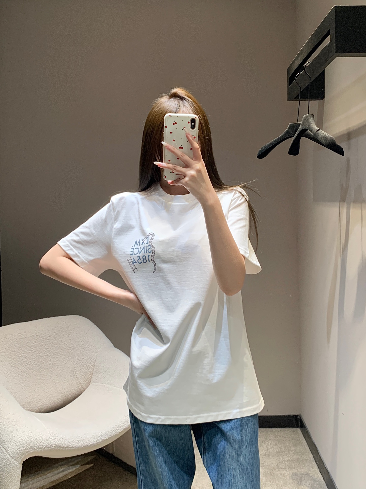 NO:709982,Louis V*itton 26SS early spring new style ironic snakes and ladders chest printed short-sleeved T-shirt丨Exclusive high-end version!  Customized combed cotton fabric, combined with unique printing technology, ensures that the pattern remains bright and colorful after many washes. The minimalist snake and ladder print on the chest hides ingenuity, and the large-area checkerboard pattern on the back is the visual core, unlocking the fashion voice unique to high-end players. Available in stock S/M/L, Louis Vuitton, T-shirt, tees, t-shirt,19860909Louis V*itton 26SS早春新款 讽刺蛇梯胸前印花短袖T恤丨独家高版出品！定制精梳棉面料,结合独有的印花工艺,确保图案历经多次洗涤仍色彩鲜亮.胸前极简蛇梯印花暗藏巧思,后背大面积棋盘图案则是视觉核心,解锁独属于高阶玩家的时尚话语权.现货发售S/M/L,,louis vuitton,T-shirt,tees，t-shirt,,Women's clothing