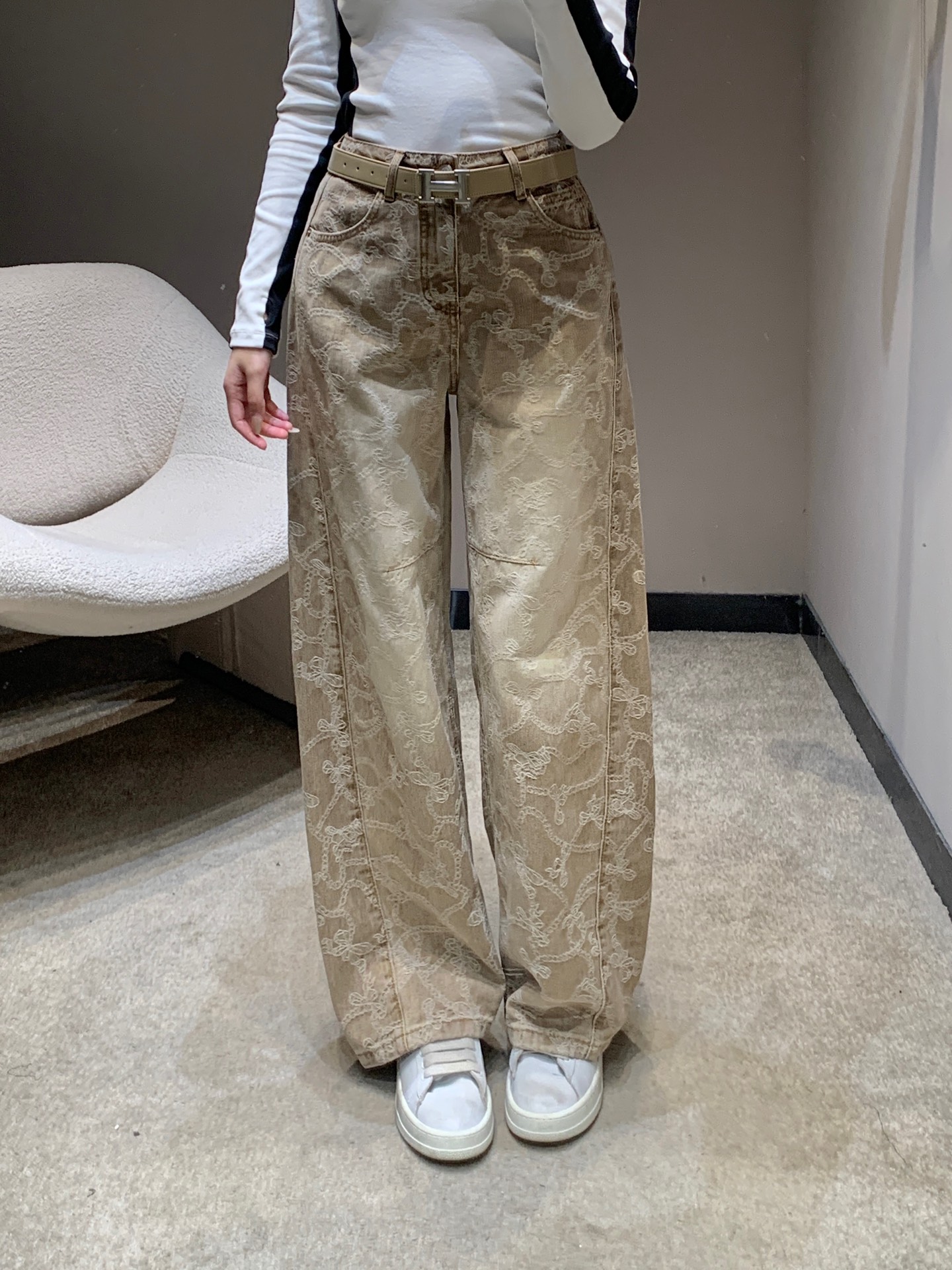 NO:708219,Designer 26SS early spring new style retro brown jacquard pattern washed jeans丨Exclusive high-end version!  Heavy-weight Xinjiang long-staple cotton denim is selected and polished through multiple stone washing and enzyme washing processes to present a rich layered distressed brown texture. It is soft to the touch but still has the firmness of the tannins. It can still maintain a neat silhouette after being worn for a long time. It breaks the monotonous vision of traditional denim; the high-waisted and wide-legged gold tailoring subtly modifies the waist and hip line.  The strips elongate the proportions of the legs while giving the outfit a relaxed, modern tone. Paired with a custom-made leather belt of the same color, the cold and hard texture of the metal buckle collides with the softness and elegance of the jacquard denim. The details reflect the designer's ultimate pursuit of texture. Ready for sale S/M/L,,jeans,gold,19860909设计师款 26SS早春新款 复古棕调提花纹水洗牛仔裤丨独家高版出品！甄选重磅新疆长绒棉丹宁布,经多道石洗与酵素洗水工艺打磨,呈现出层次丰富的做旧棕调肌理,触感柔软却不失丹宁的挺括筋骨,久穿仍能保持利落廓形.打破传统丹宁的单调视觉；高腰阔腿的黄金剪裁巧妙修饰腰臀线条,拉长腿部比例的同时,赋予穿搭松弛的摩登腔调.搭配同色系定制皮质腰带,金属扣头的冷硬质感与提花丹宁的柔雅形成碰撞,细节处彰显设计师对质感的极致追求.现货发售S/M/L,,jeans,gold,,Women's clothing