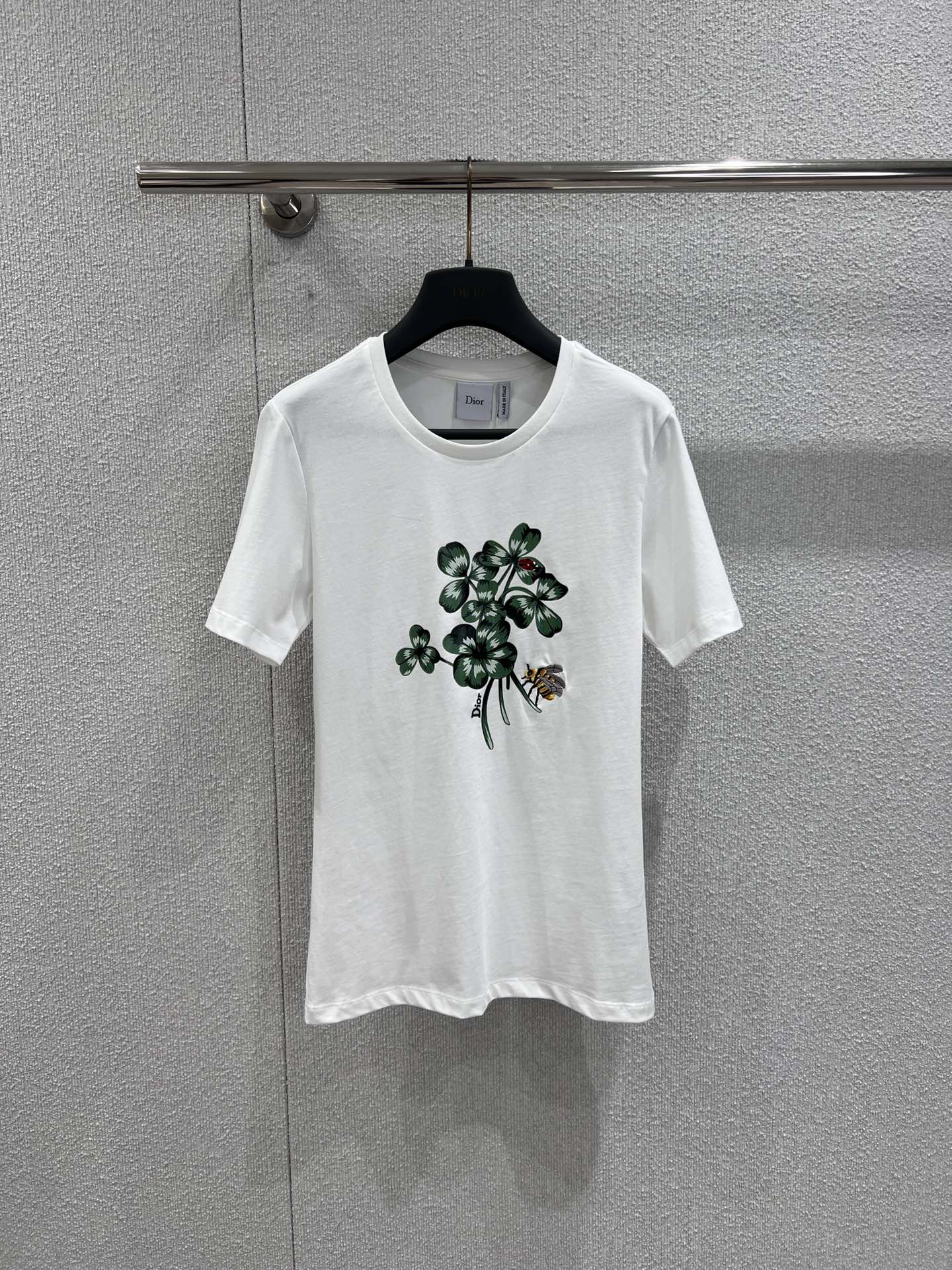NO:708566,Support exchange Dio*26Ss new early spring flower print short-sleeved T-shirt丨Exclusive high-end version!  Pure cotton fabric is soft and breathable. Four-leaf clover print with bee embroidery, pure white background and versatile, simple tailoring suitable for daily use, a must-have for fresh and early spring wear. Ready-made S/M/L real shot details, dior, T-shirt, tees, t-shirt,19860909支持换款 Dio*26Ss早春新款 花朵印花短袖T恤丨独家高版出品！纯棉面料柔软透气.四叶草印花配蜜蜂刺绣,纯白底色百搭,简约剪裁适配日常,早春清新穿搭必备.现货发售S/M/L实拍细节图,,dior,T-shirt,tees，t-shirt,,Women's clothing