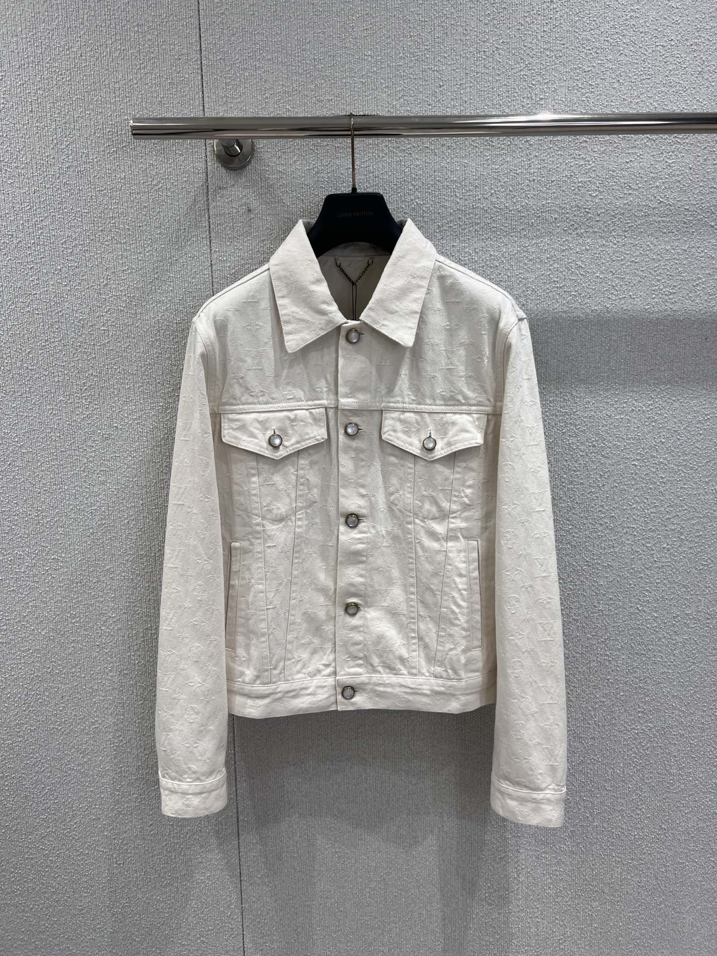 NO:708571,Support exchange Louis Vui*ton 26Ss early spring new style old flower jacquard denim jacket丨Exclusive high version production!  Heavy-weight denim fabrics are selected and treated with stonewashing to reveal a soft off-white tone. They are soft to the touch and retain the crisp texture of the denim fabrics. The old flower jacquard pattern hidden on the body is created using textured intarsia technology, which vaguely reveals the classic Mon in the light.  ogram texture, low-key and luxurious gene; classic lapel with metal snap button closure, neat short silhouette optimizes body proportions, dropped shoulder design is very tolerant to both men and women's body shapes. Ready-made S/M/L real shot details, Louis  vuitton,jackets & coats,19860909支持换款 Louis Vui*ton 26Ss早春新款 老花提花牛仔外套丨独家高版出品！甄选重磅丹宁面料,经石洗工艺处理后呈现出柔和的米白色调,触感柔软且保留丹宁面料的挺括质感,衣身暗藏的老花提花图案采用织纹嵌花工艺打造,在光线下隐约浮现出经典Monogram纹理,低调中彰显奢华基因；经典翻领搭配金属按扣开合,利落的短款廓形优化身材比例,落肩设计对男女身形都极具包容度.现货发售S/M/L实拍细节图,,louis vuitton,jackets & coats,,Women's clothing