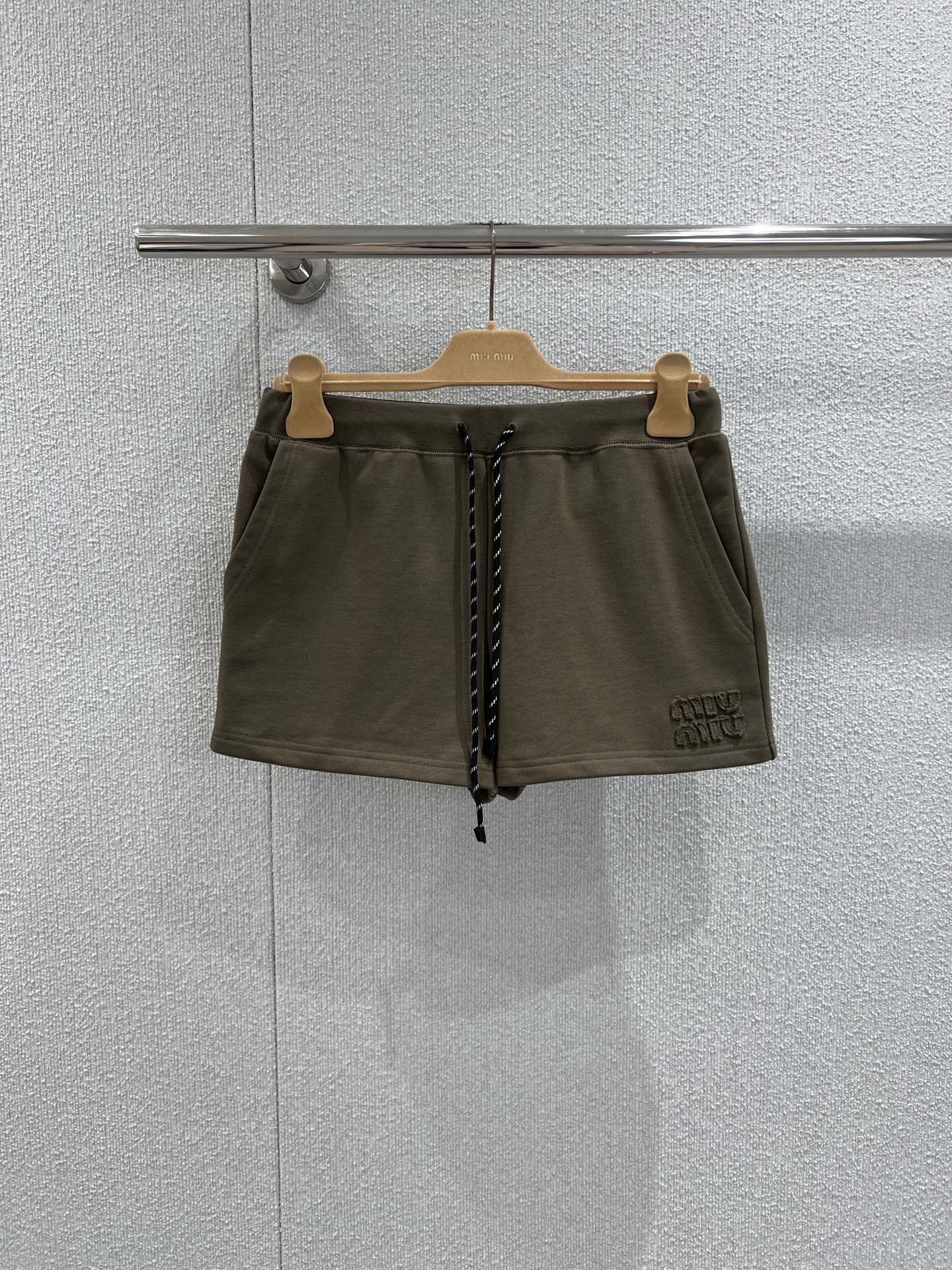 NO:708237,Support exchange Miumi* 26Ss early spring new style olive green loose zipper hooded sweatshirt jacket + drawstring shorts set丨Exclusively developed by yb!  Top quality production!  Loose hooded sweatshirt with drawstring shorts, pure cotton with a soft waxy feel, low saturation color with a high-end feel. Metal zipper + letter patch embroidered logo hidden details, sweet and cool relaxation, one click to capture the early spring atmosphere. Ready-made S/M/L real shot details,,miumiu,hoodie,sweatshirts,shorts,jackets & coats,hats,19860909支持换款 Miumi* 26Ss早春新款 橄榄绿宽松版拉链连帽卫衣外套+抽绳短裤套装丨独家yb开发！顶级高版出品！宽松连帽卫衣配抽绳短裤,纯棉软糯触感,低饱和色系自带高级感.金属拉链+字母贴布绣徽标暗藏细节,甜酷松弛,一键拿捏早春氛围感.现货发售S/M/L实拍细节图,,miumiu,hoodie,sweatshirts,shorts,jackets & coats,hats,,Women's clothing